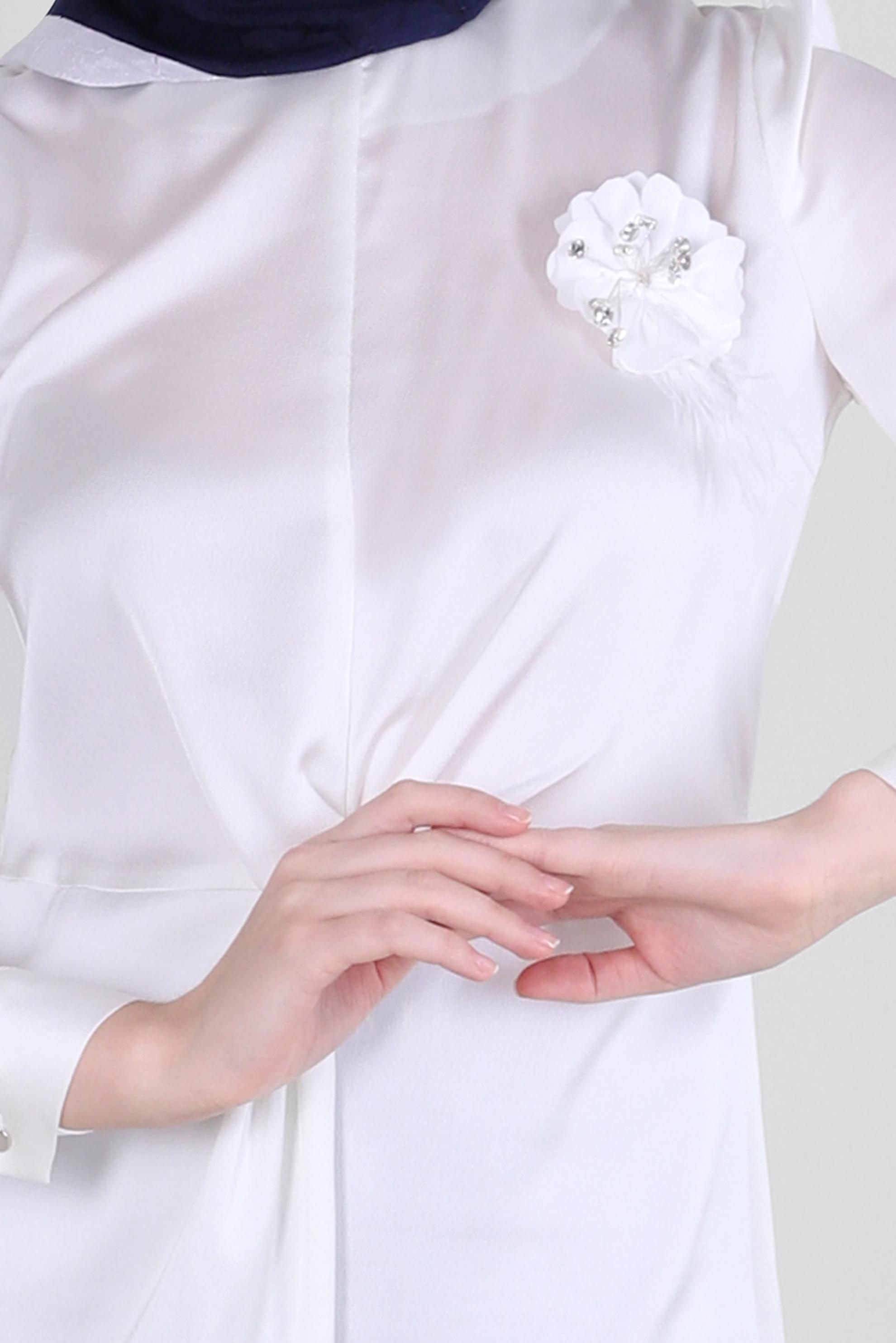 Tesettür giyim BEYAZ ÇİÇEK AKSESUARLI BÜZGÜLÜ SATEN BLUZ 43572