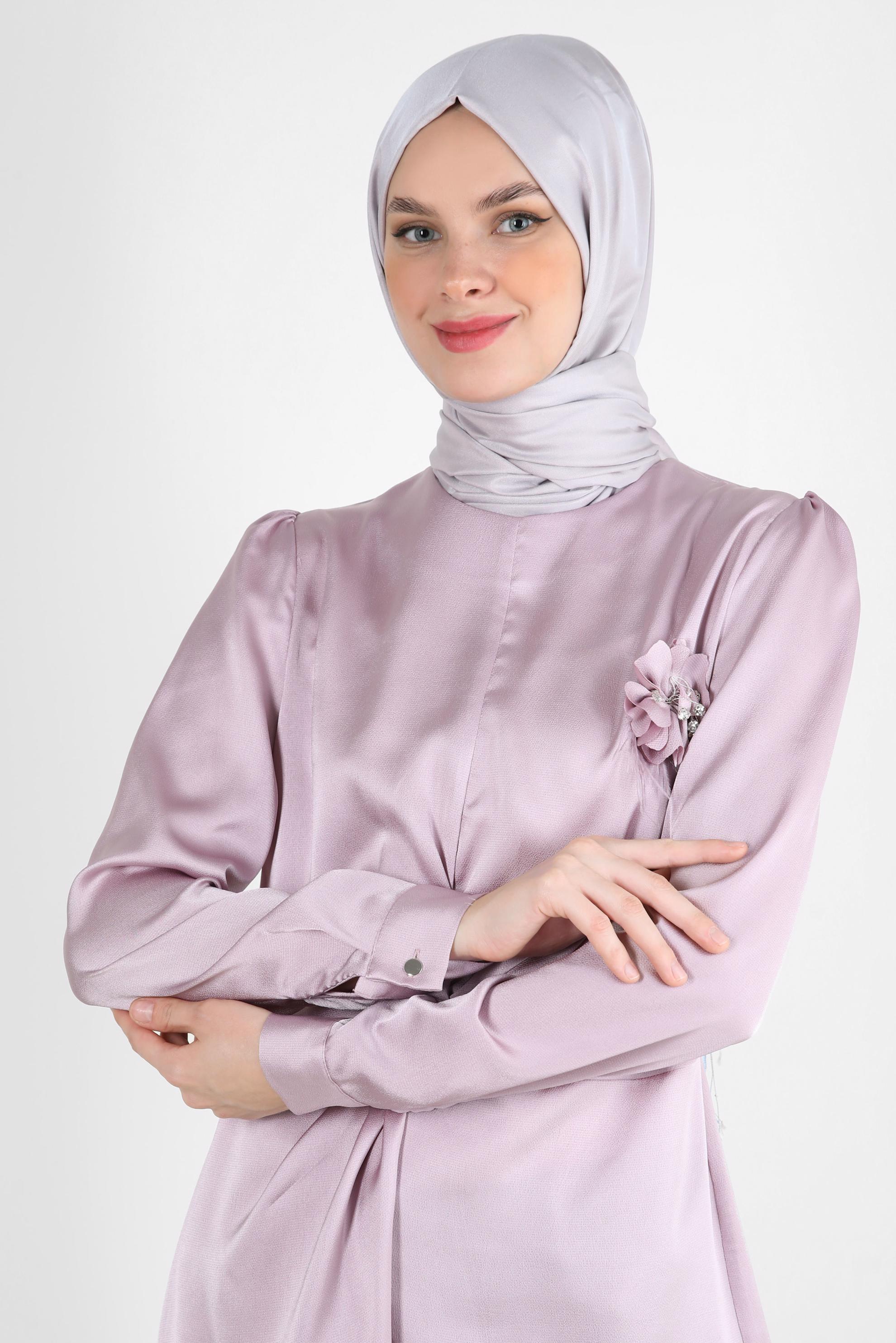Tesettür giyim MOR ÇİÇEK AKSESUARLI BÜZGÜLÜ SATEN BLUZ 43572