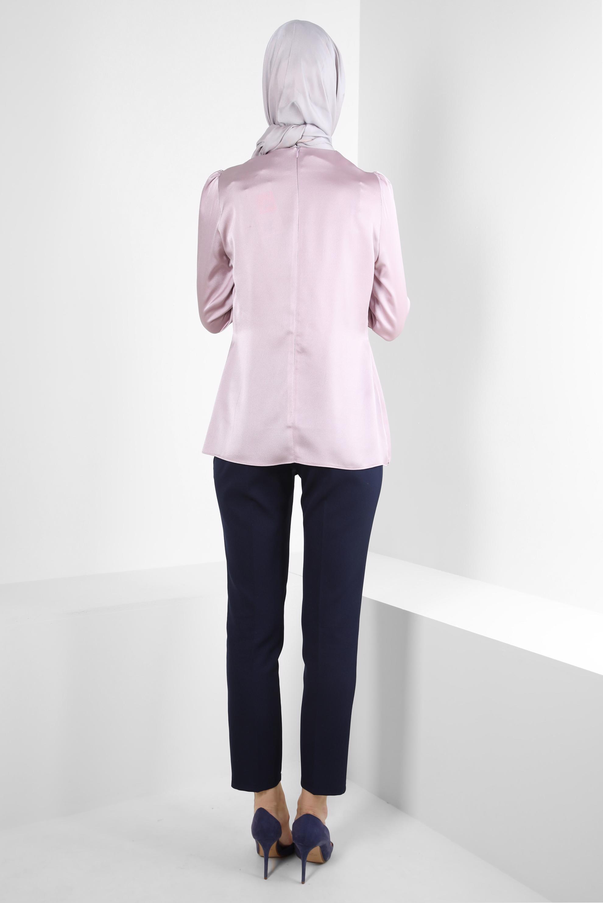 Tesettür giyim MOR ÇİÇEK AKSESUARLI BÜZGÜLÜ SATEN BLUZ 43572