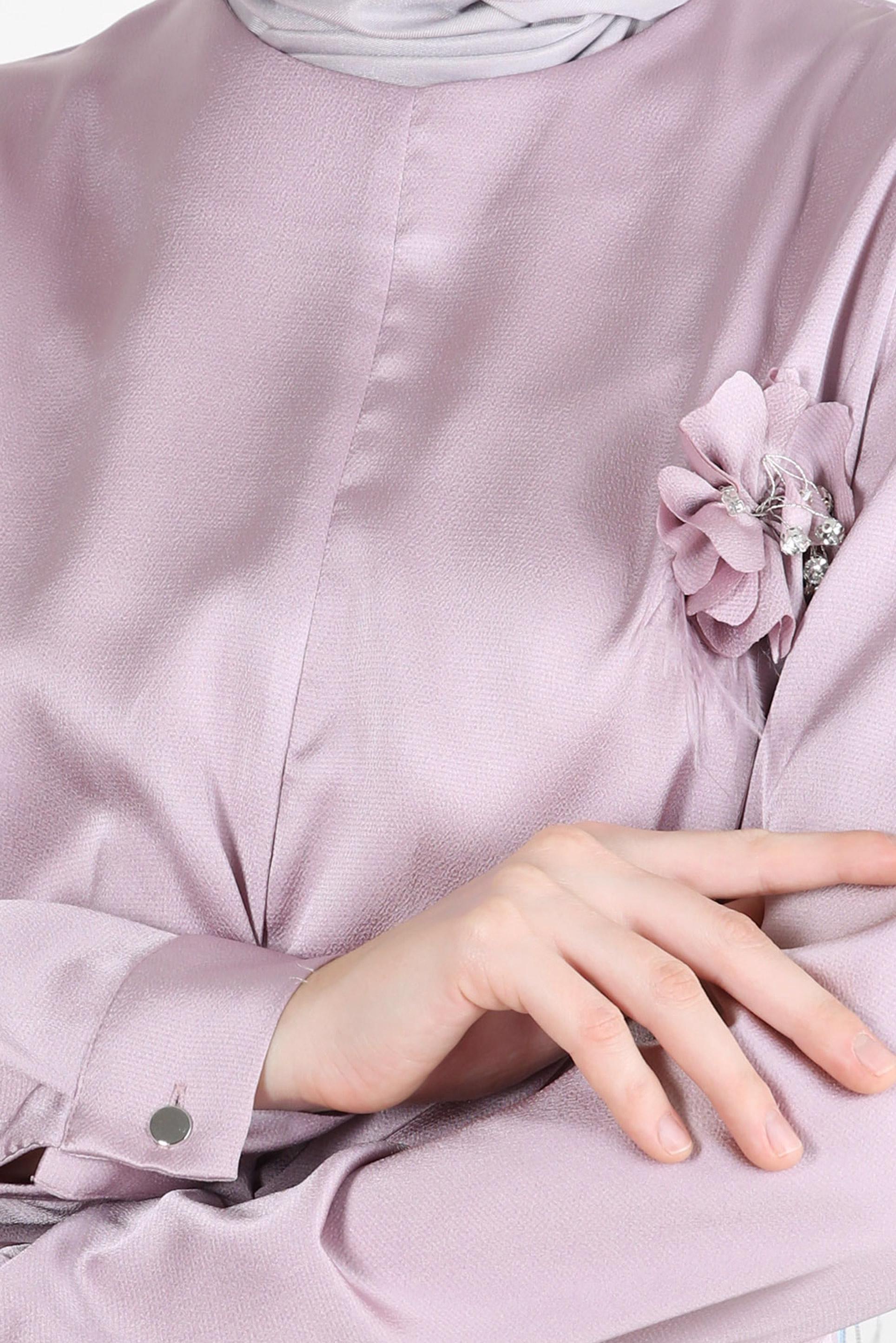 Tesettür giyim MOR ÇİÇEK AKSESUARLI BÜZGÜLÜ SATEN BLUZ 43572