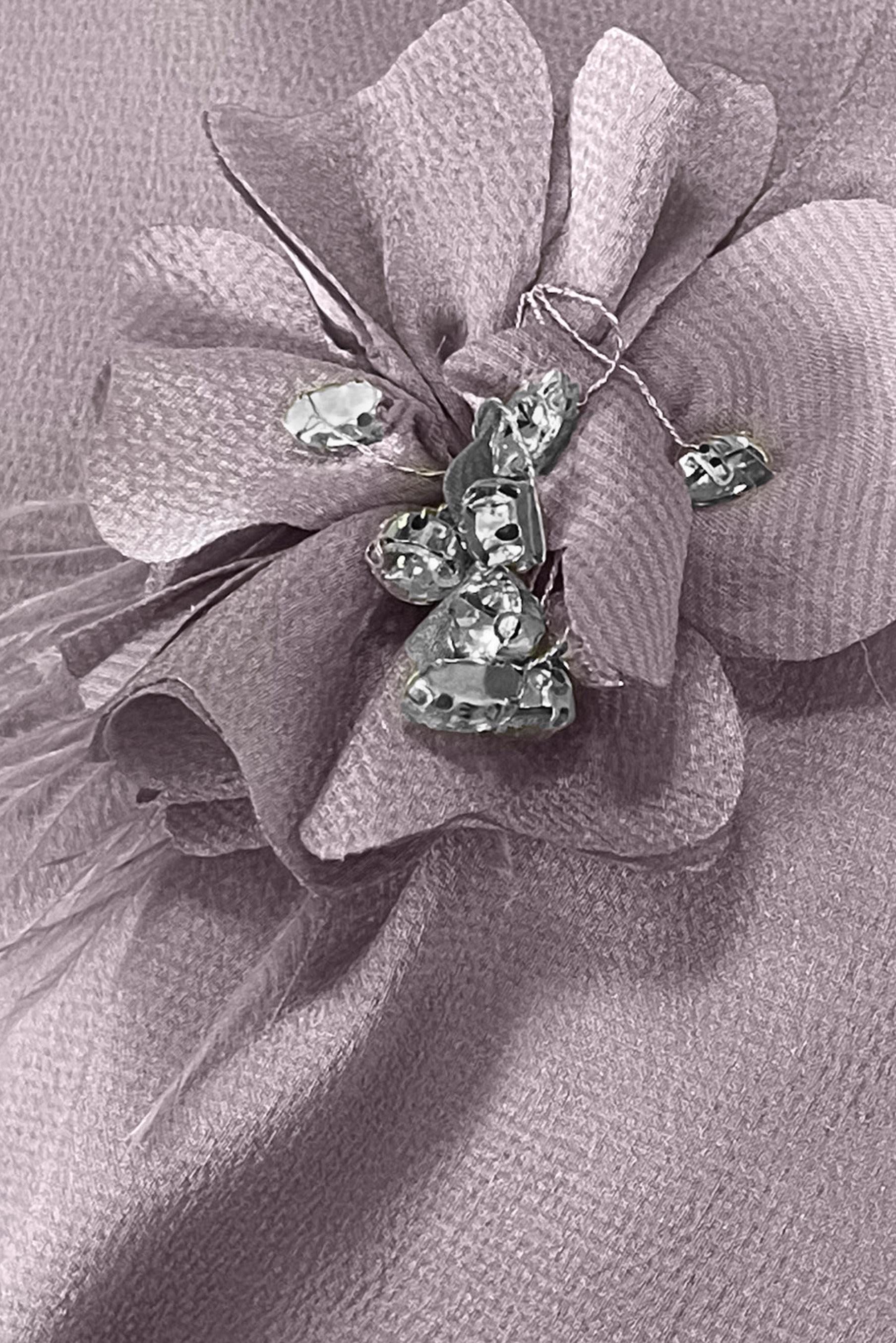 Tesettür giyim MOR ÇİÇEK AKSESUARLI BÜZGÜLÜ SATEN BLUZ 43572