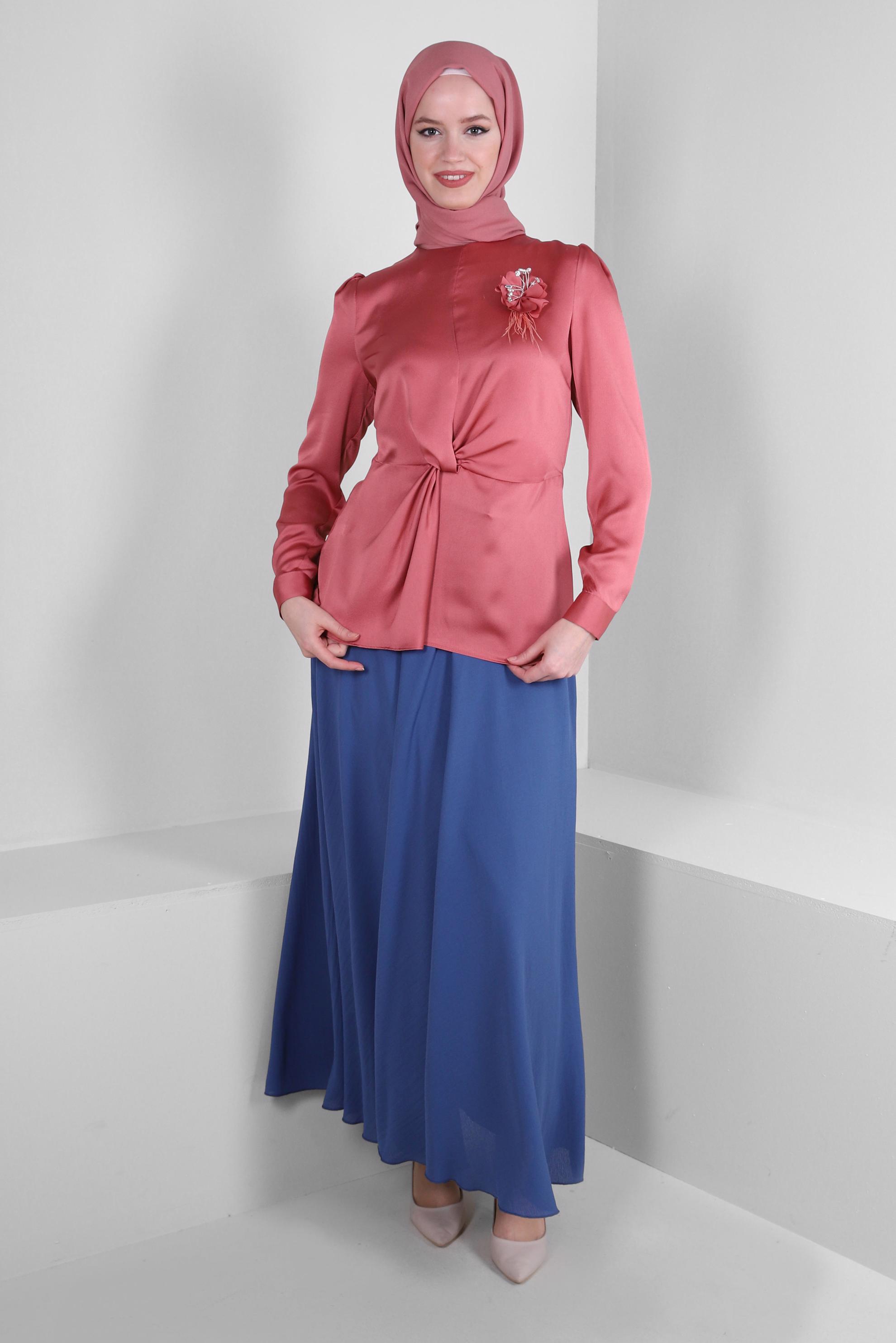 Tesettür giyim PEMBE ÇİÇEK AKSESUARLI BÜZGÜLÜ SATEN BLUZ 43572