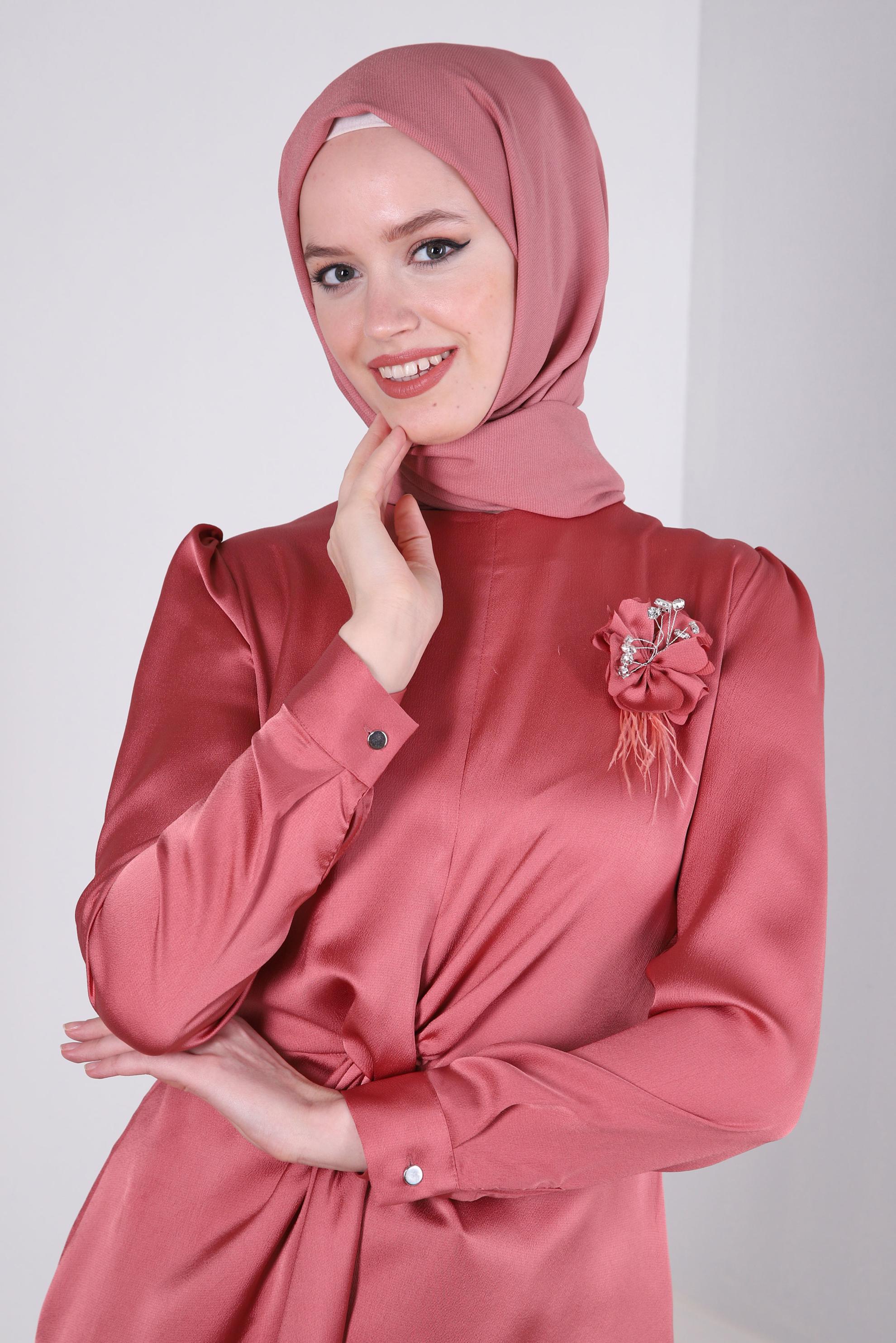 Tesettür giyim PEMBE ÇİÇEK AKSESUARLI BÜZGÜLÜ SATEN BLUZ 43572