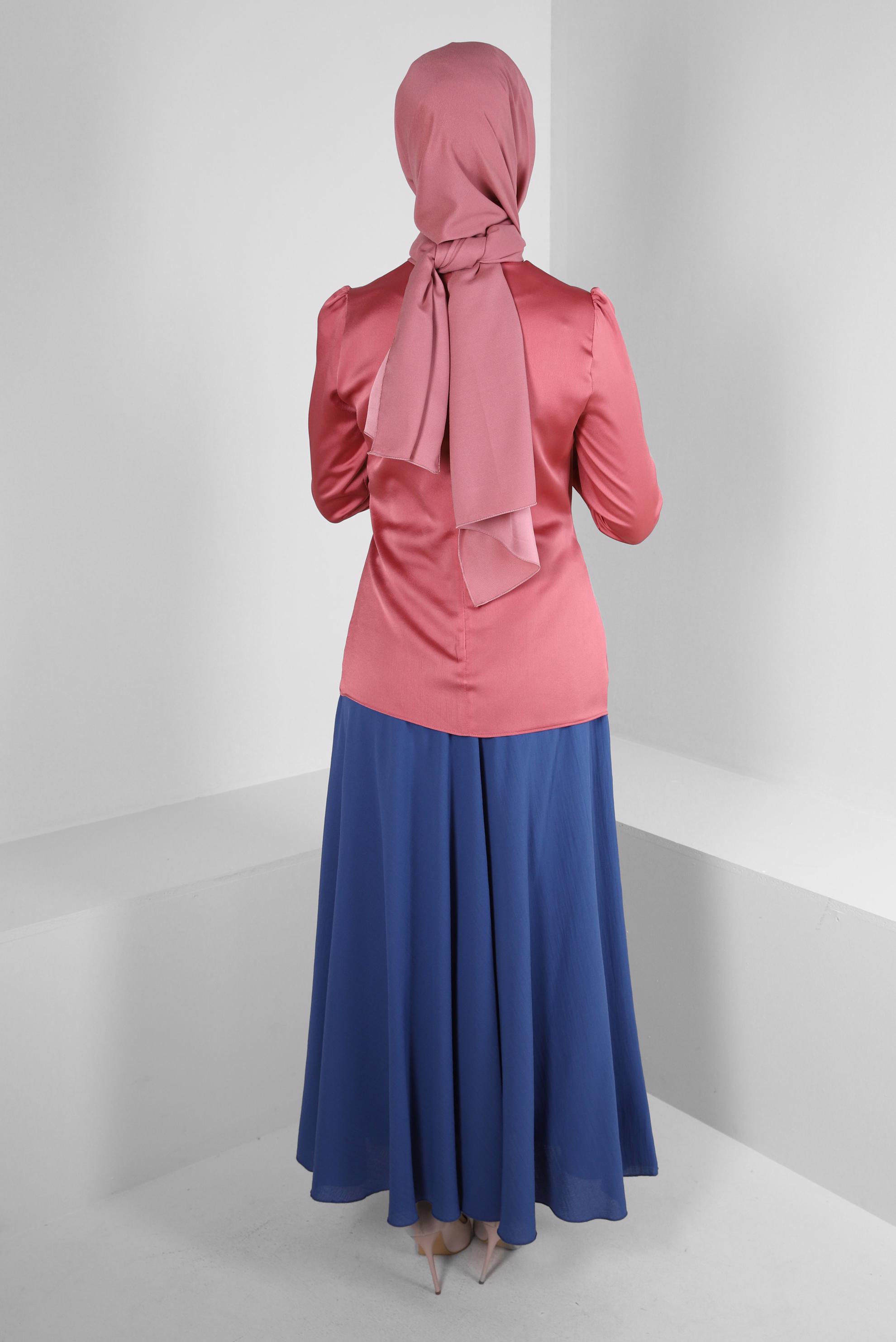 Tesettür giyim PEMBE ÇİÇEK AKSESUARLI BÜZGÜLÜ SATEN BLUZ 43572