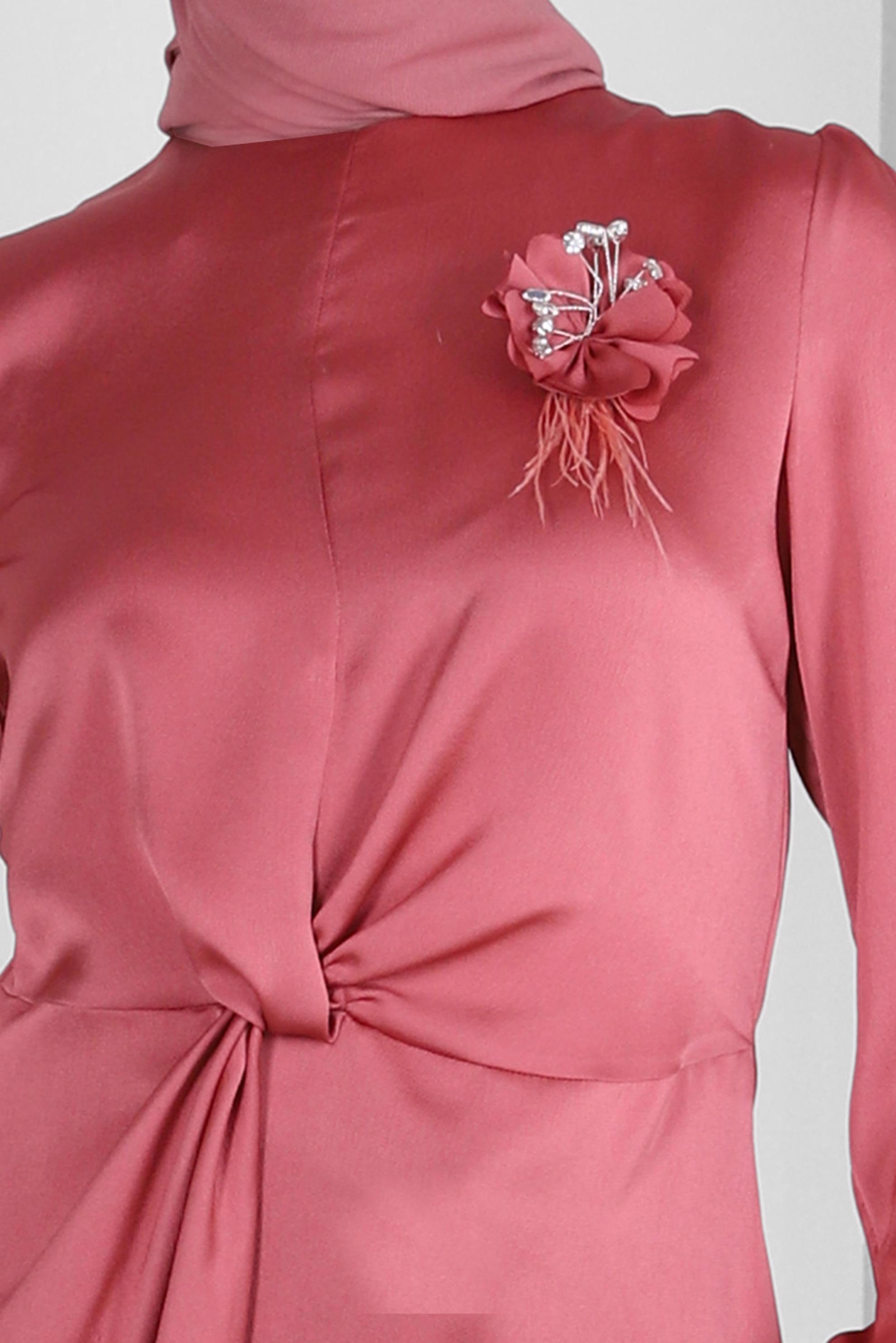 Tesettür giyim PEMBE ÇİÇEK AKSESUARLI BÜZGÜLÜ SATEN BLUZ 43572