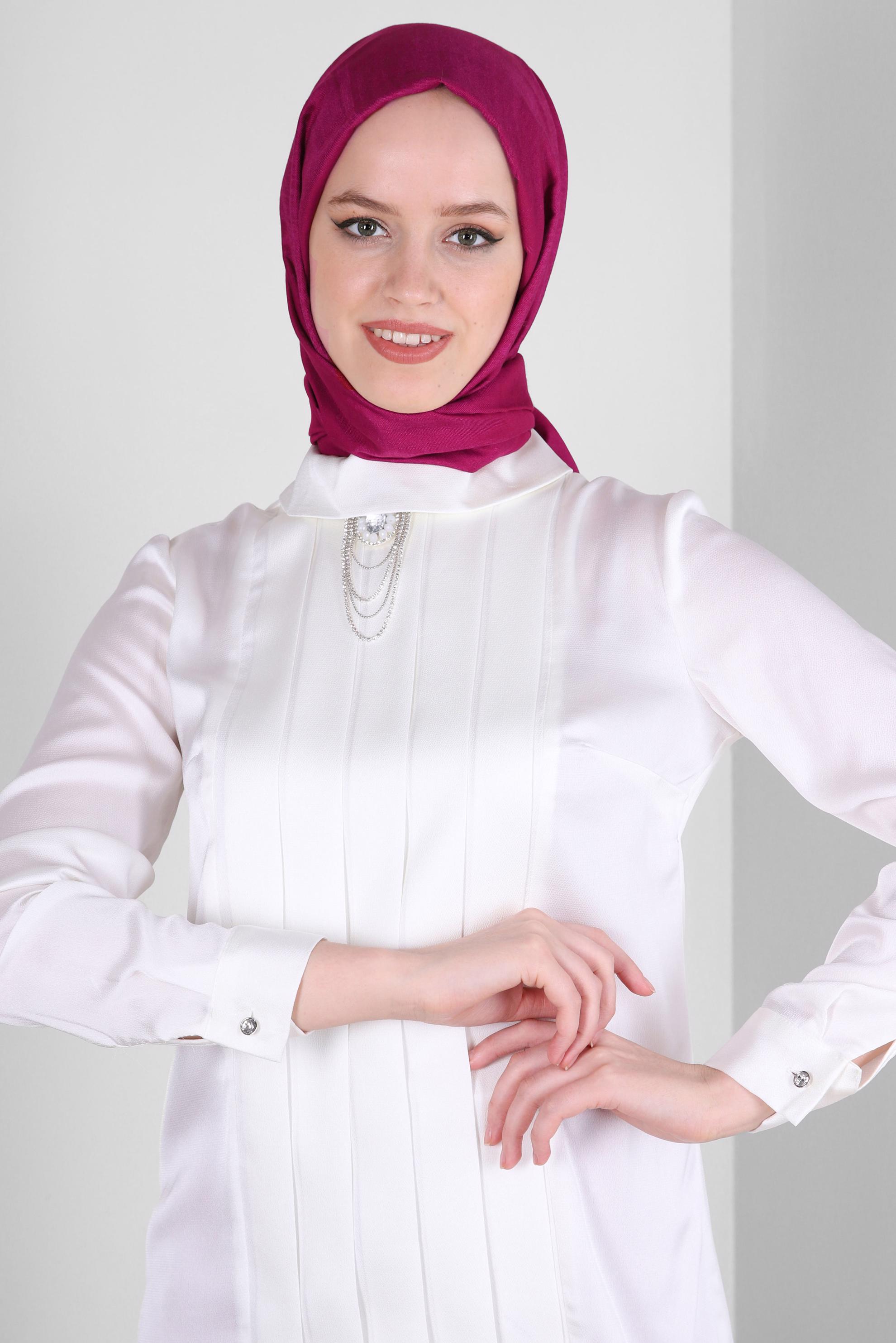 Tesettür giyim BEYAZ DRAPE DETAYLI AKSESUARLI SATEN BLUZ 43573