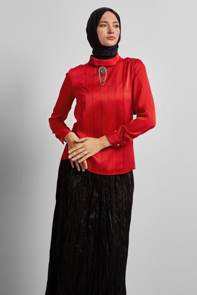 Vêtements hijab ROUGE BLOUSE EN SATIN DÉTAIL DRAPÉ AVEC ACCESSOIRE 43573 - ALVİNA