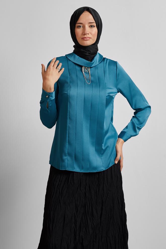 Tesettür giyim MAVİ DRAPE DETAYLI AKSESUARLI SATEN BLUZ 43573 - ALVİNA