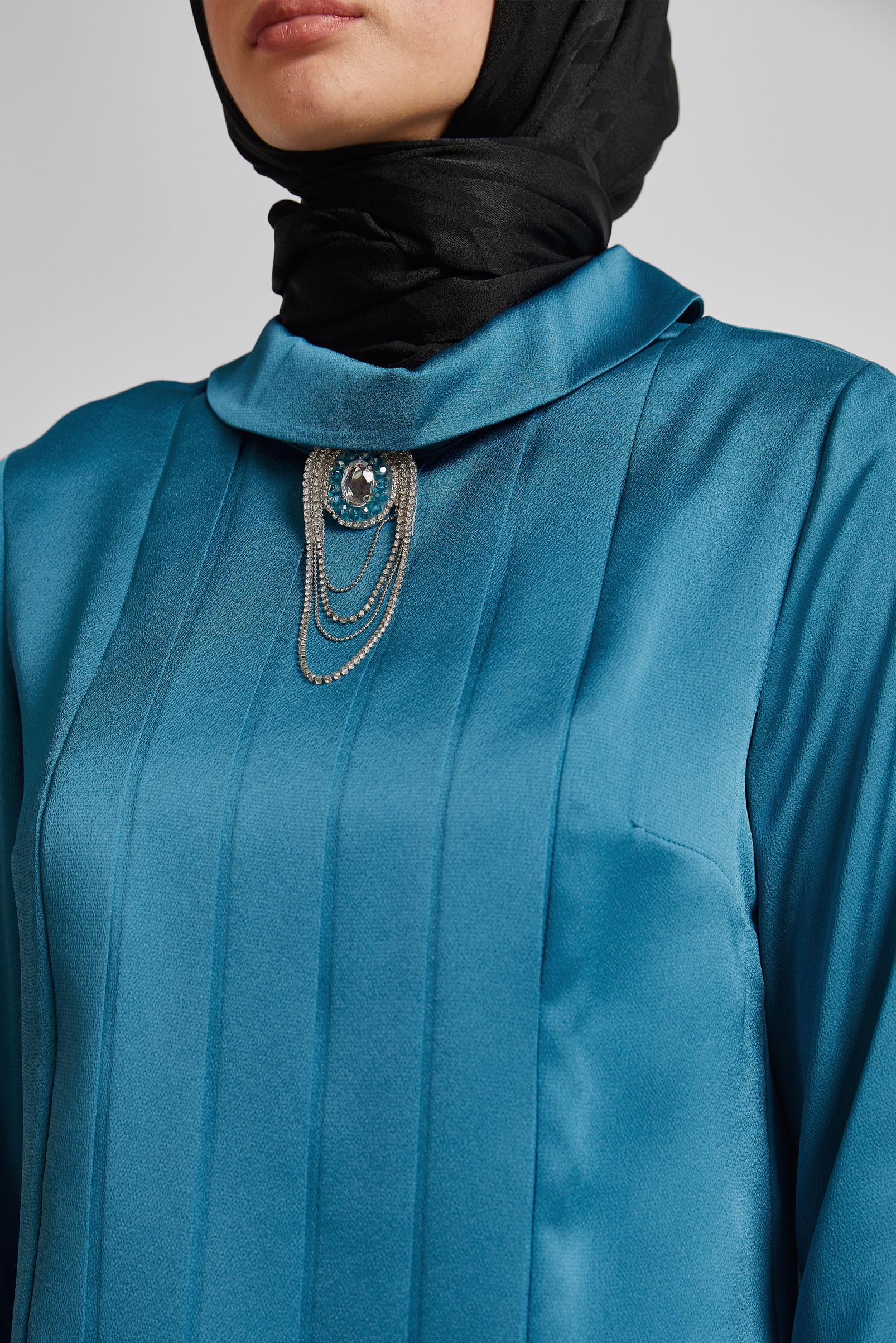 Tesettür giyim MAVİ DRAPE DETAYLI AKSESUARLI SATEN BLUZ 43573