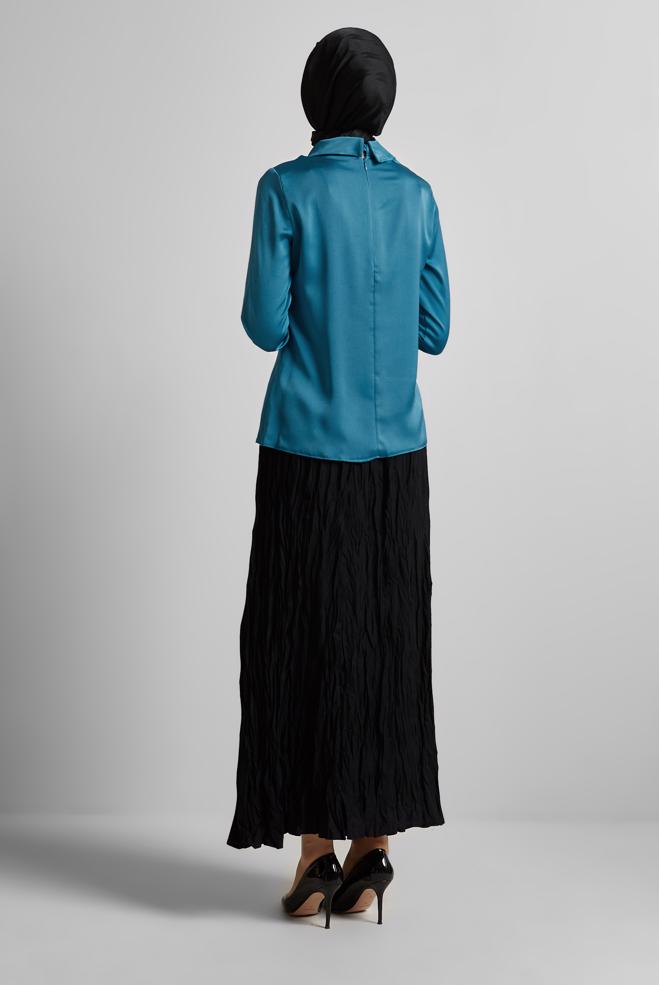 Tesettür giyim MAVİ DRAPE DETAYLI AKSESUARLI SATEN BLUZ 43573 - ALVİNA