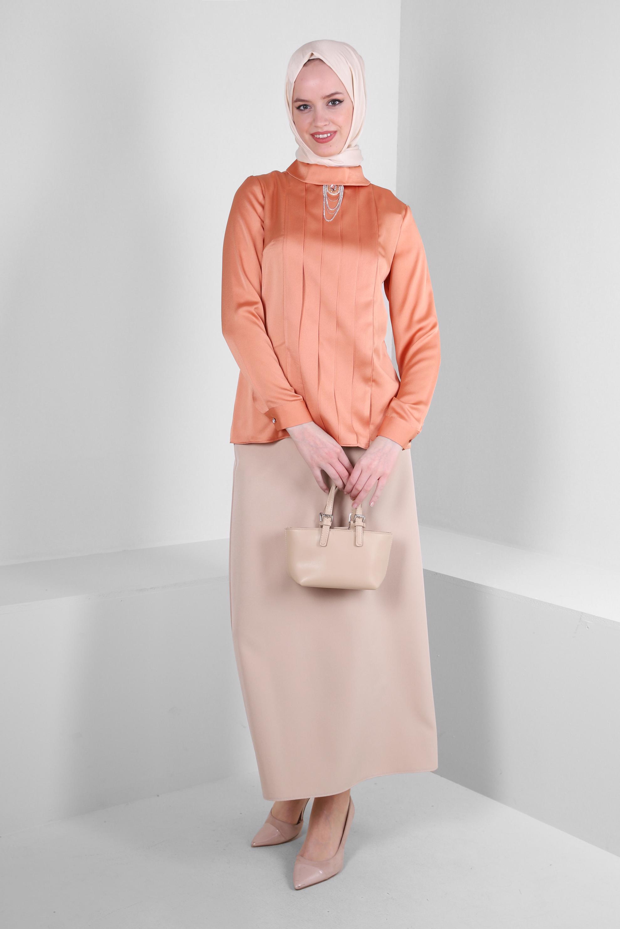 Tesettür giyim TURUNCU DRAPE DETAYLI AKSESUARLI SATEN BLUZ 43573