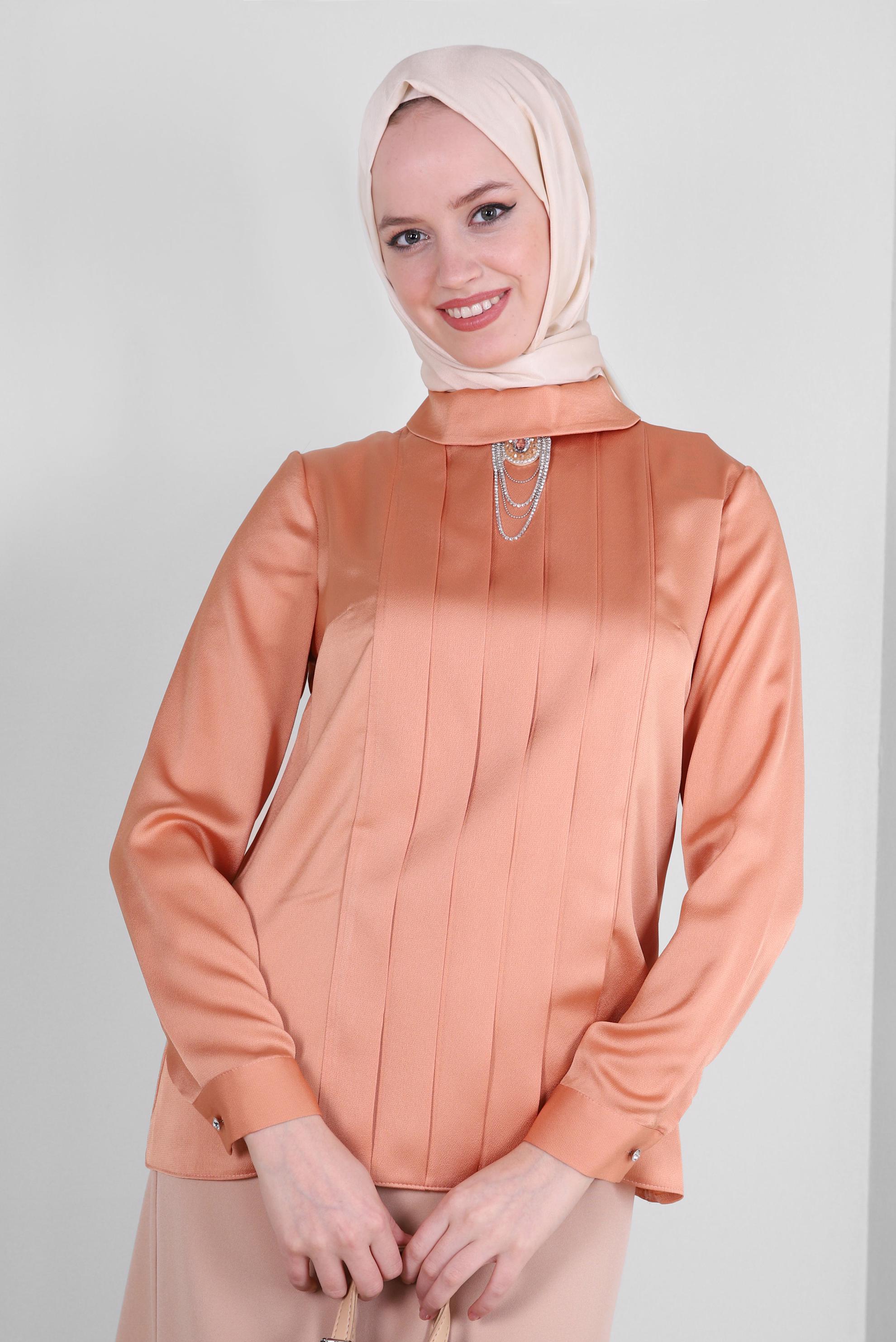Tesettür giyim TURUNCU DRAPE DETAYLI AKSESUARLI SATEN BLUZ 43573