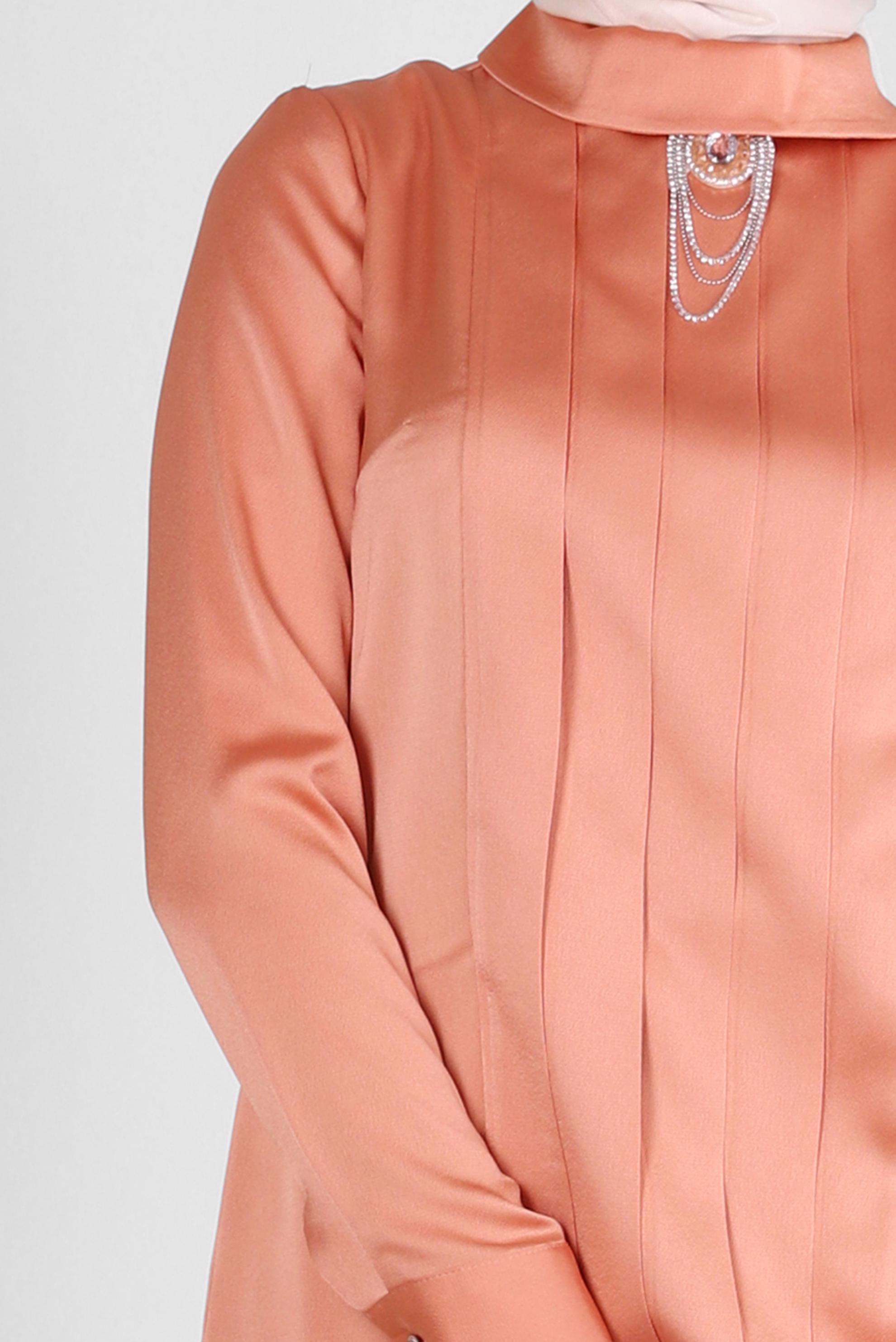 Tesettür giyim TURUNCU DRAPE DETAYLI AKSESUARLI SATEN BLUZ 43573