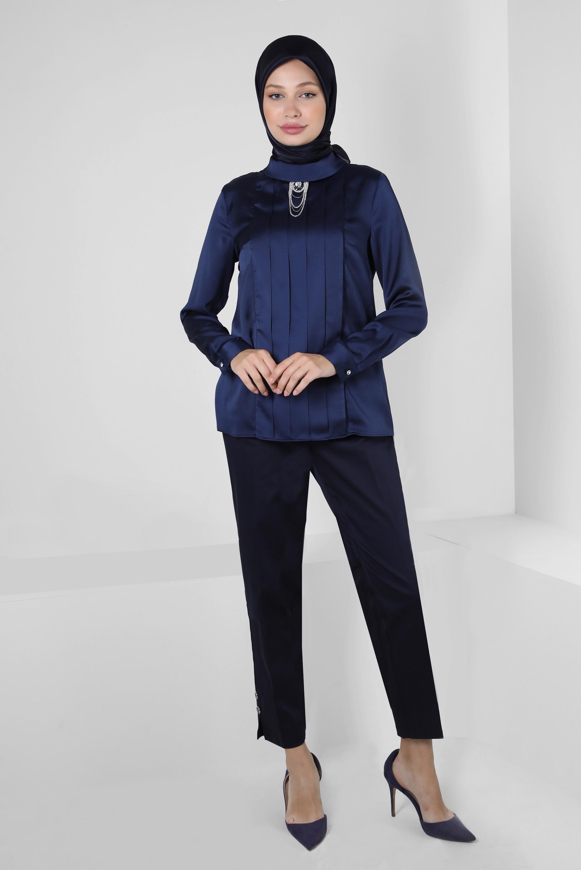 Tesettür giyim LACİVERT DRAPE DETAYLI AKSESUARLI SATEN BLUZ 43573