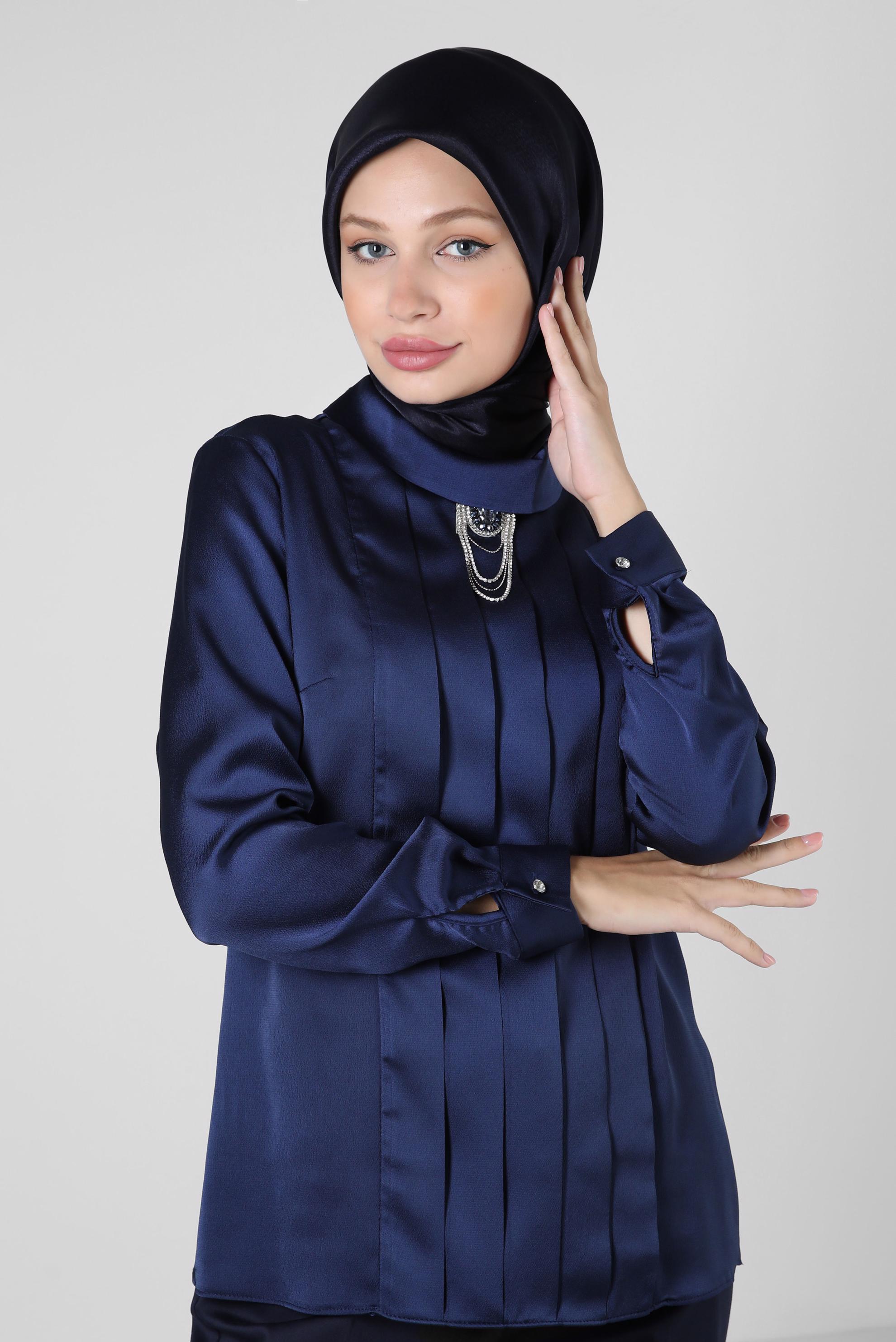 Tesettür giyim LACİVERT DRAPE DETAYLI AKSESUARLI SATEN BLUZ 43573