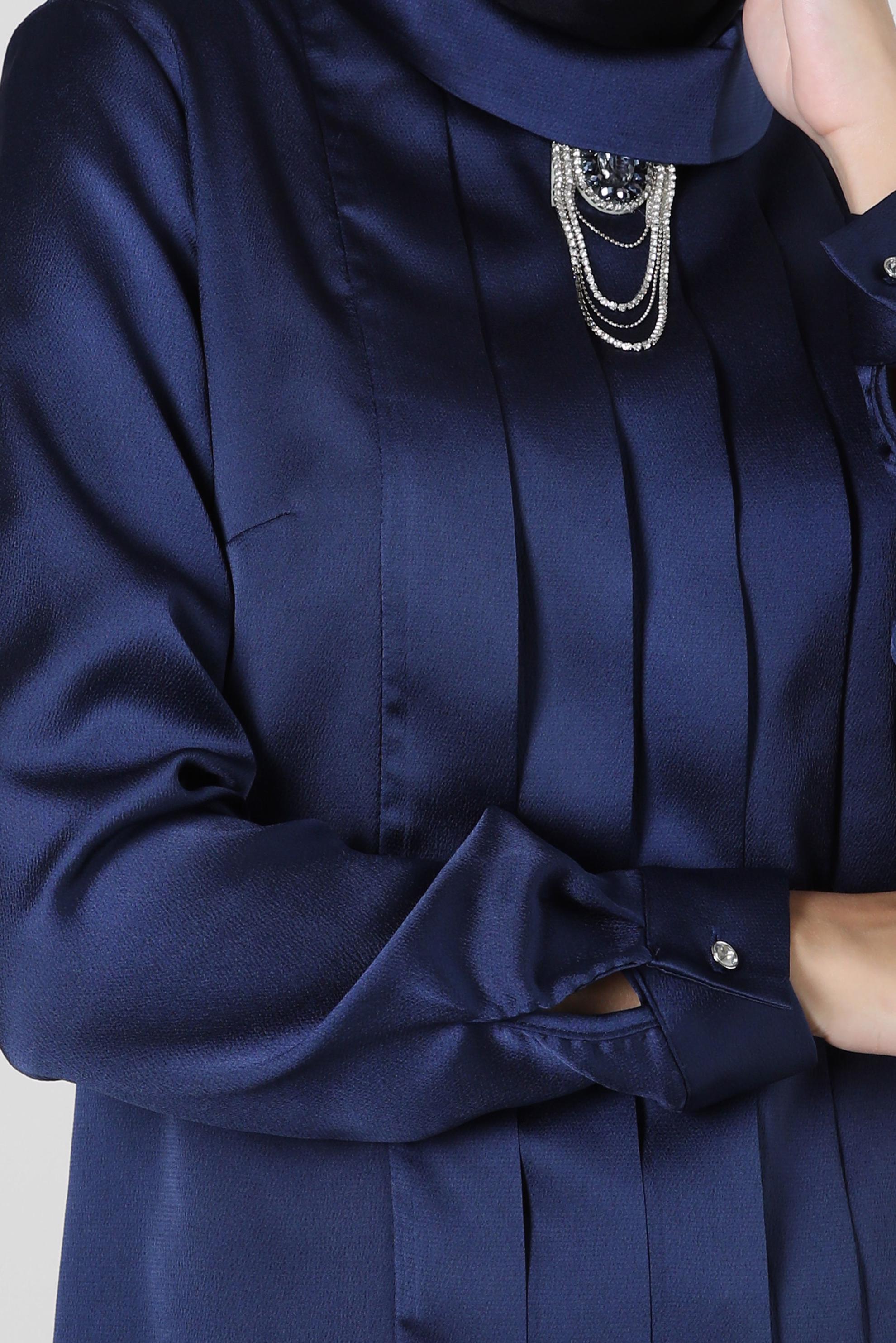 Tesettür giyim LACİVERT DRAPE DETAYLI AKSESUARLI SATEN BLUZ 43573