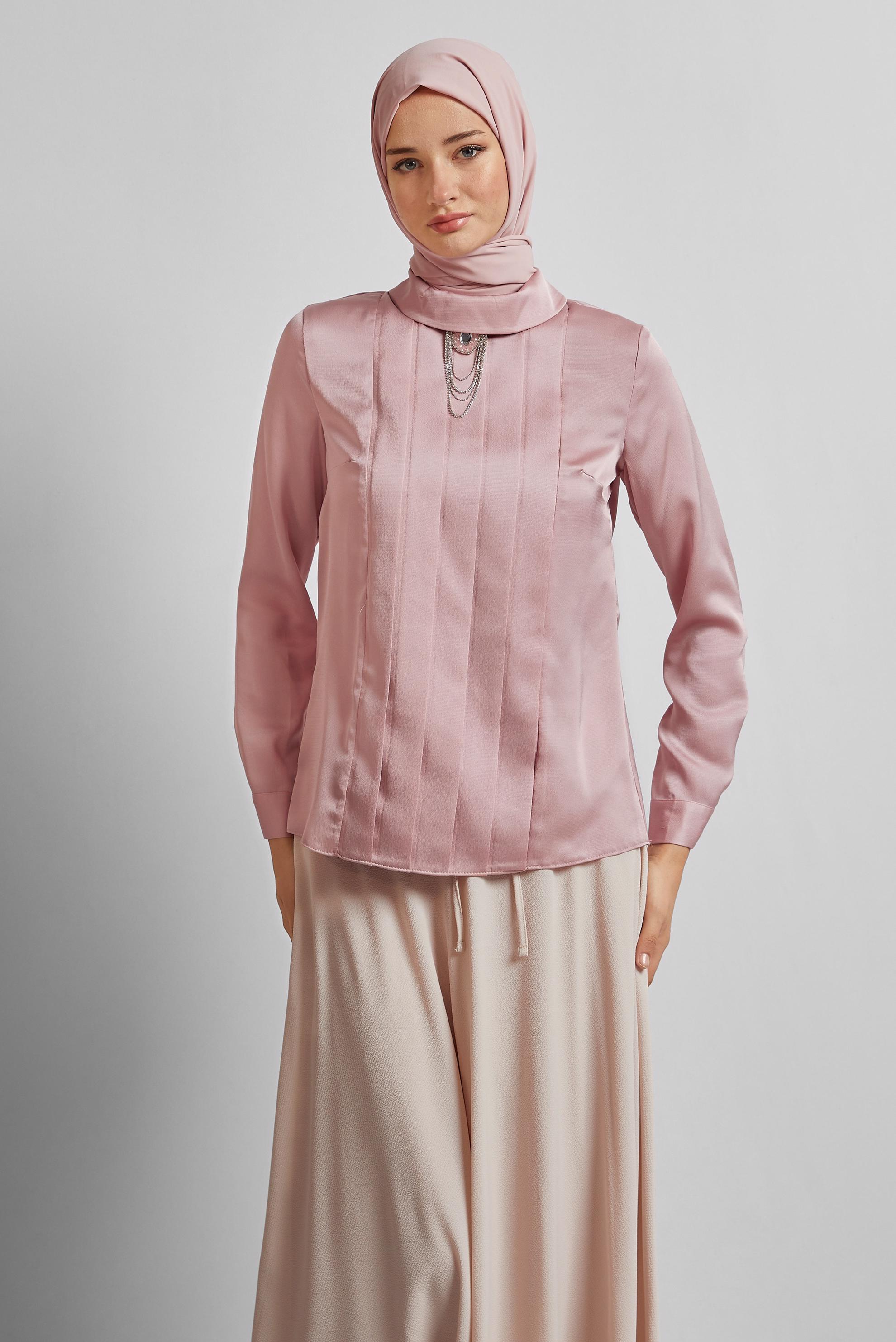 Tesettür giyim PUDRA DRAPE DETAYLI AKSESUARLI SATEN BLUZ 43573