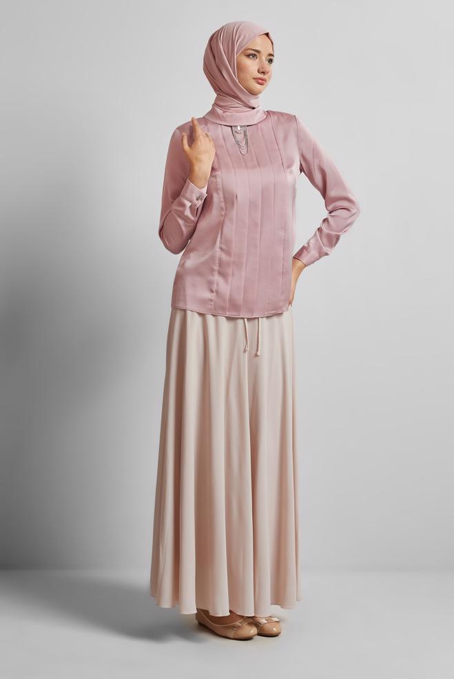 Tesettür giyim PUDRA DRAPE DETAYLI AKSESUARLI SATEN BLUZ 43573 - ALVİNA