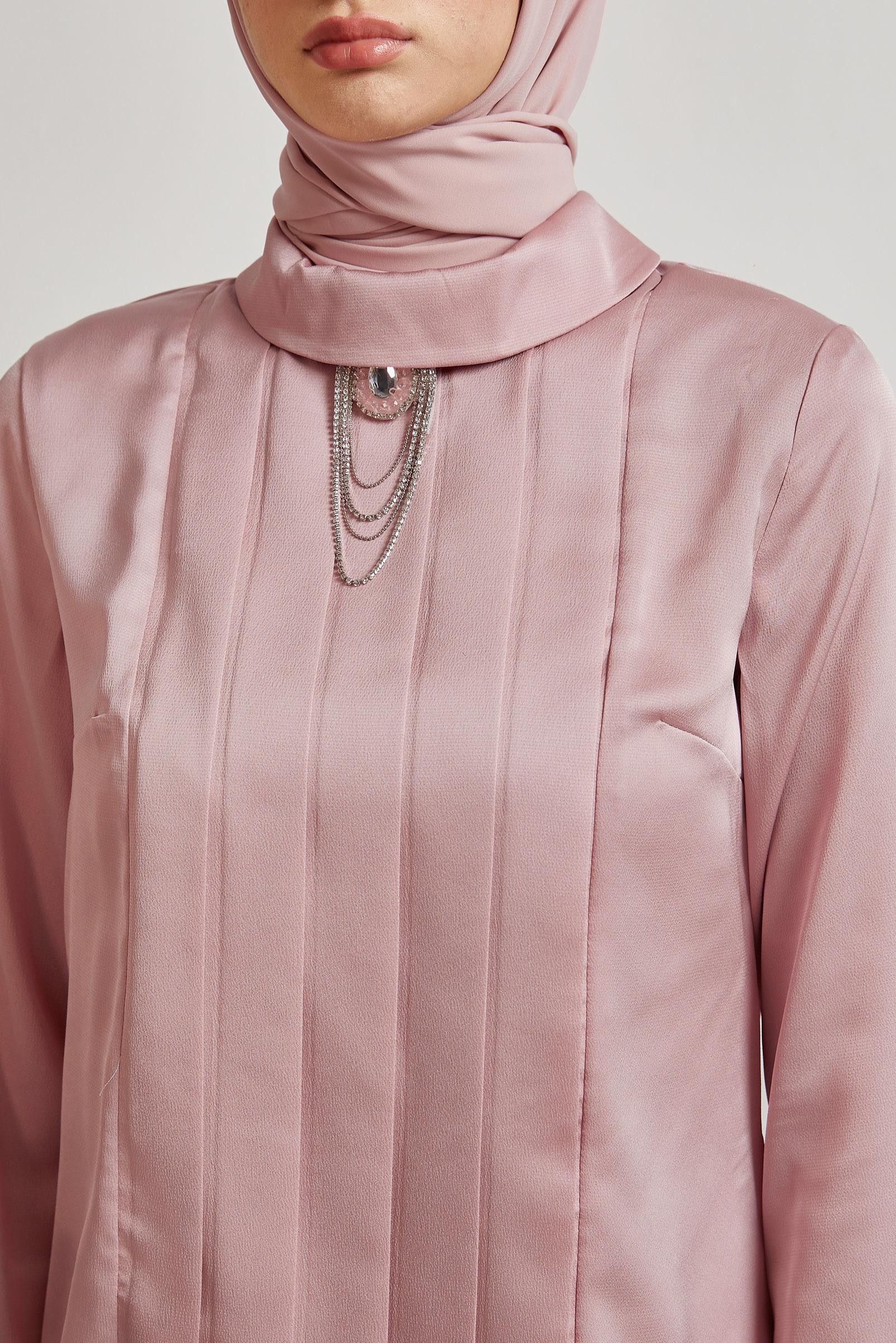 Tesettür giyim PUDRA DRAPE DETAYLI AKSESUARLI SATEN BLUZ 43573