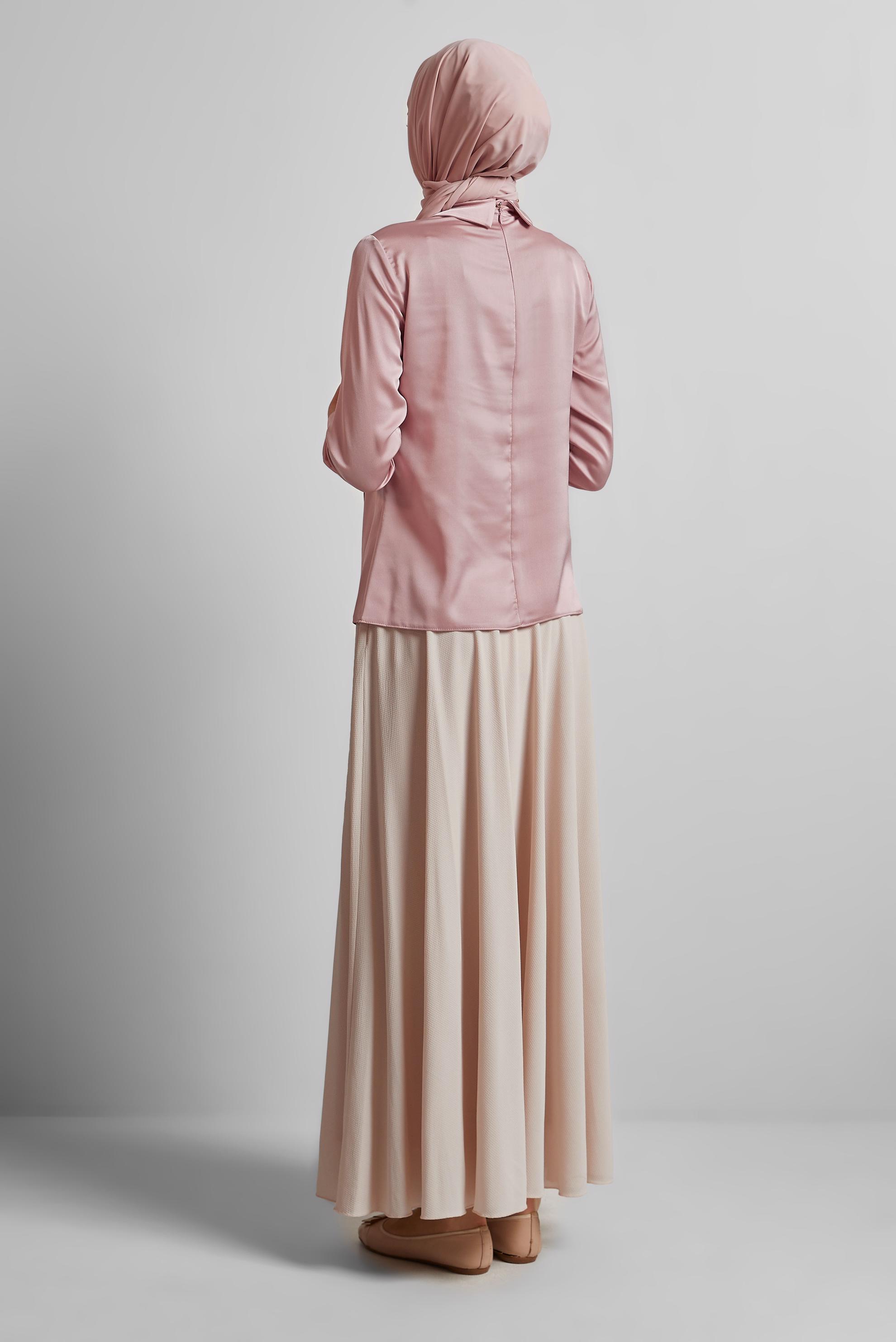 Tesettür giyim PUDRA DRAPE DETAYLI AKSESUARLI SATEN BLUZ 43573