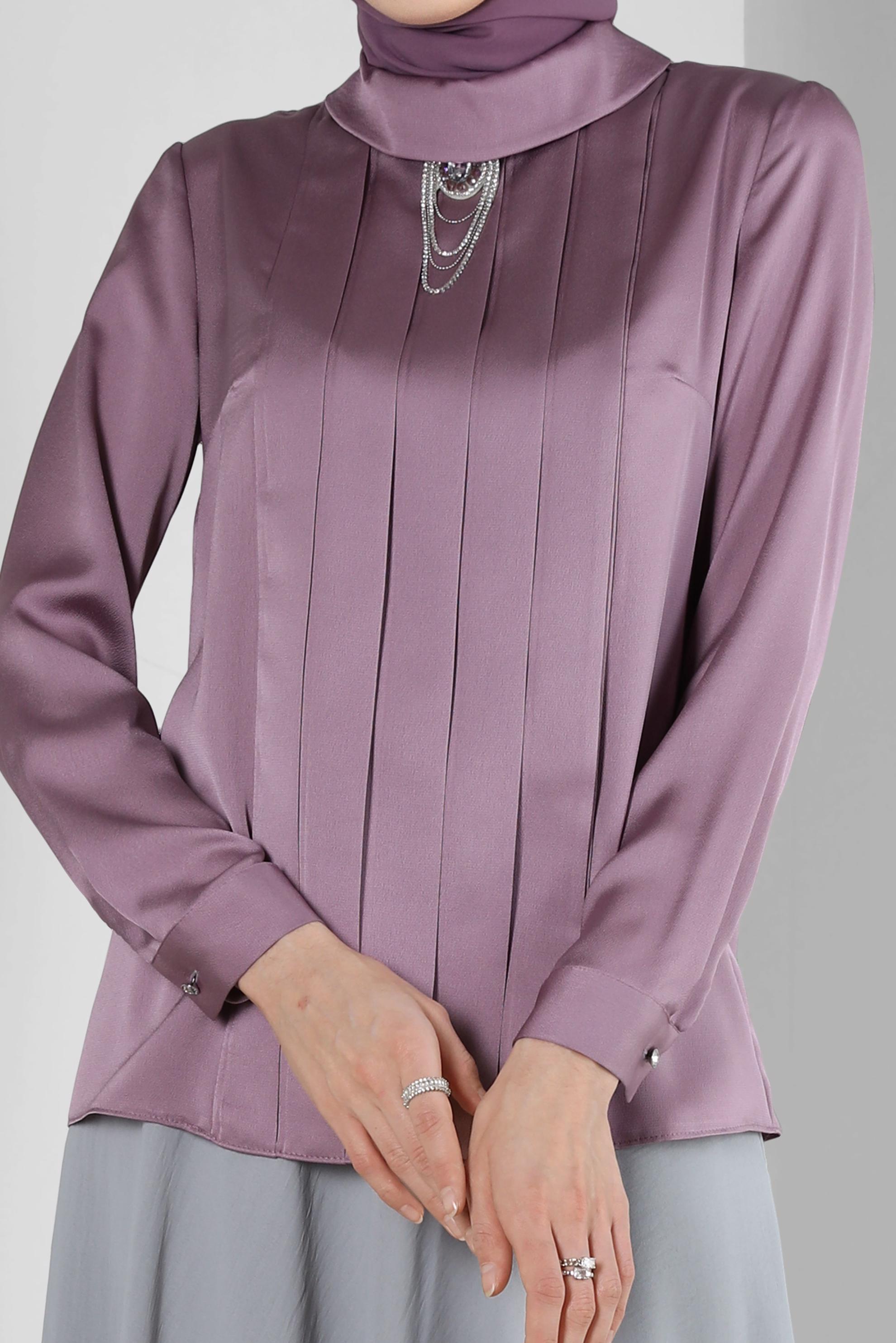 Tesettür giyim MOR DRAPE DETAYLI AKSESUARLI SATEN BLUZ 43573