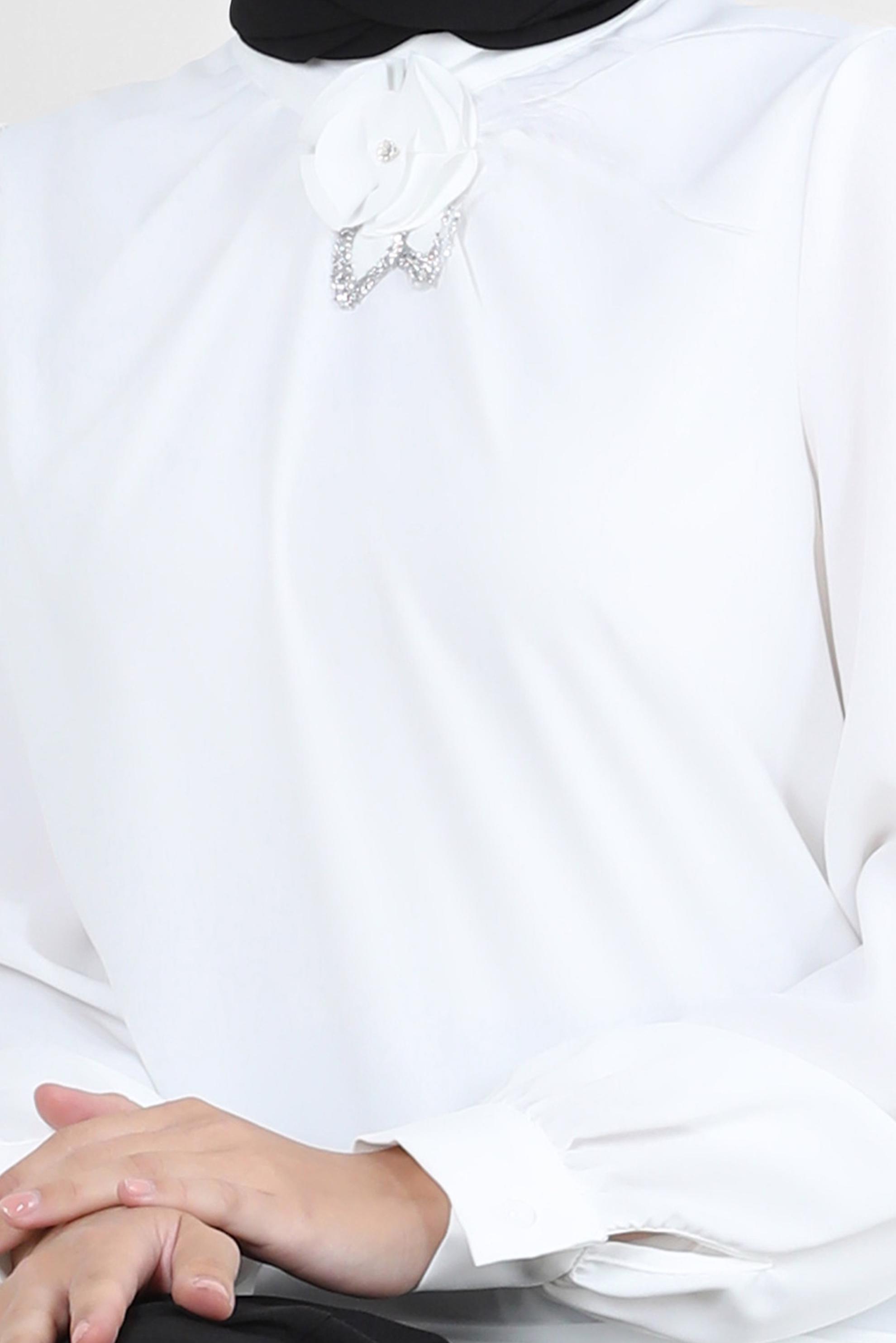 Tesettür giyim BEYAZ ÇİÇEK DETAYLI TAŞLI BLUZ 43575