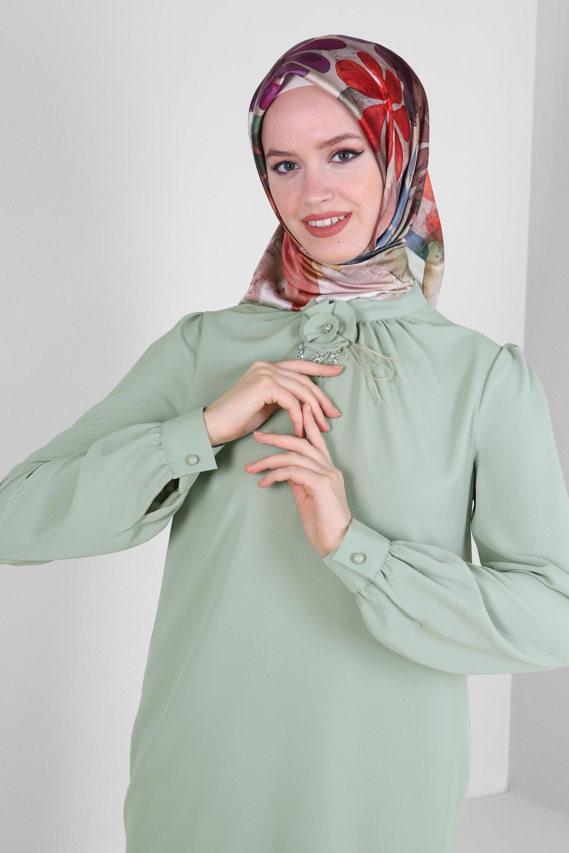 Tesettür giyim YEŞİL ÇİÇEK DETAYLI TAŞLI BLUZ 43575