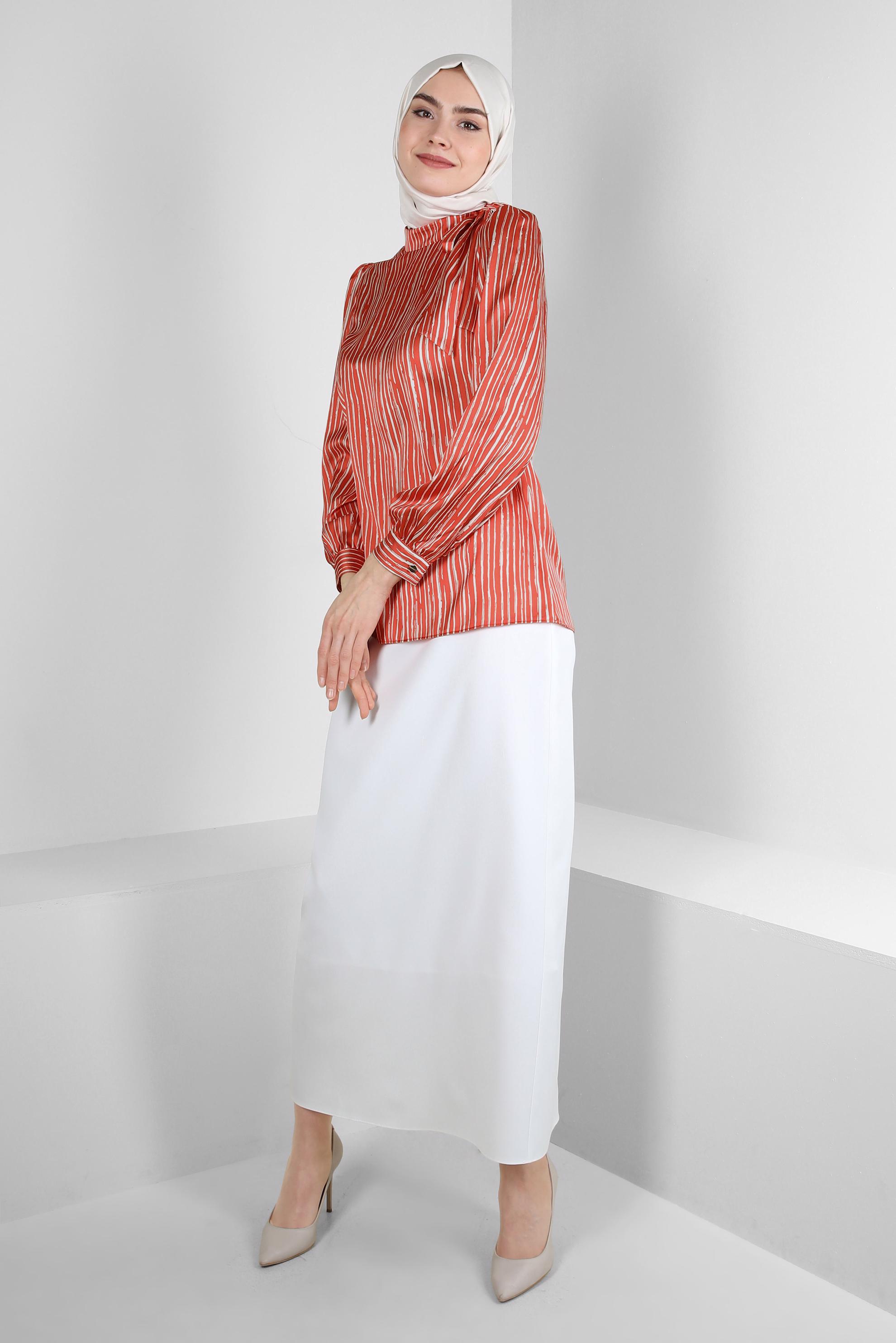 Tesettür giyim TURUNCU YAKASI BAĞLAMALI ÇİZGİLİ SATEN BLUZ 43713 