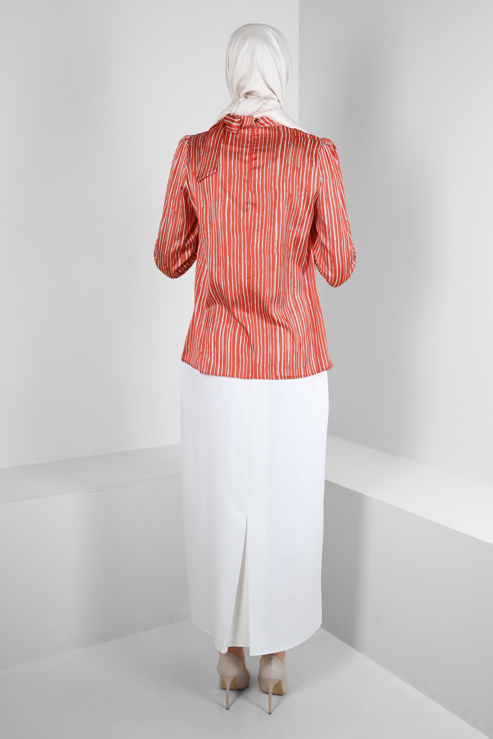 Tesettür giyim TURUNCU YAKASI BAĞLAMALI ÇİZGİLİ SATEN BLUZ 43713 