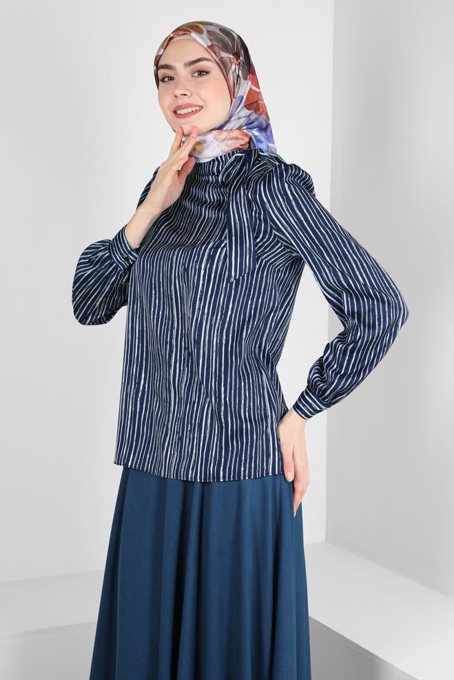 Tesettür giyim  YAKASI BAĞLAMALI ÇİZGİLİ SATEN BLUZ 43713  - ALVİNA
