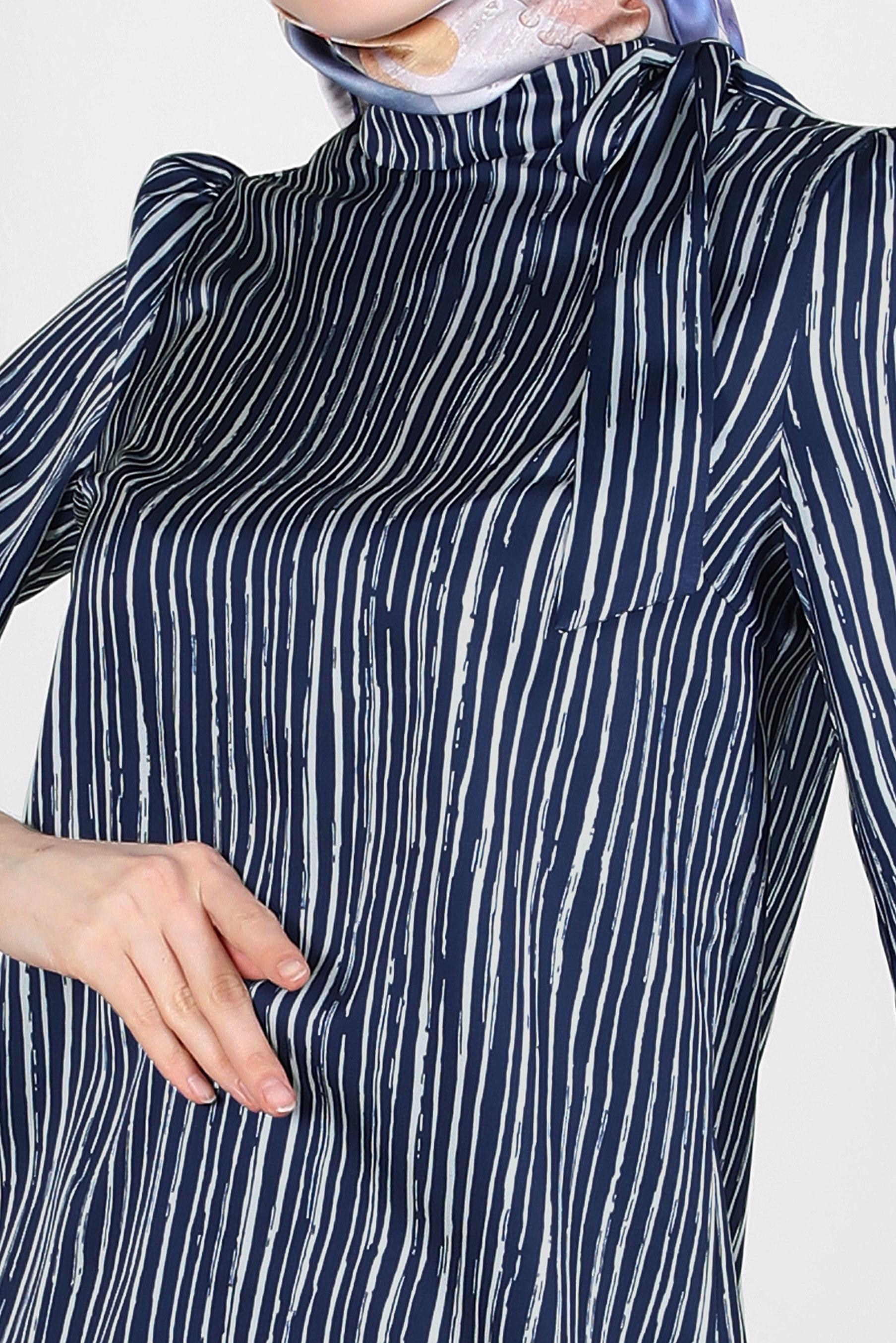 Tesettür giyim LACİVERT YAKASI BAĞLAMALI ÇİZGİLİ SATEN BLUZ 43713 