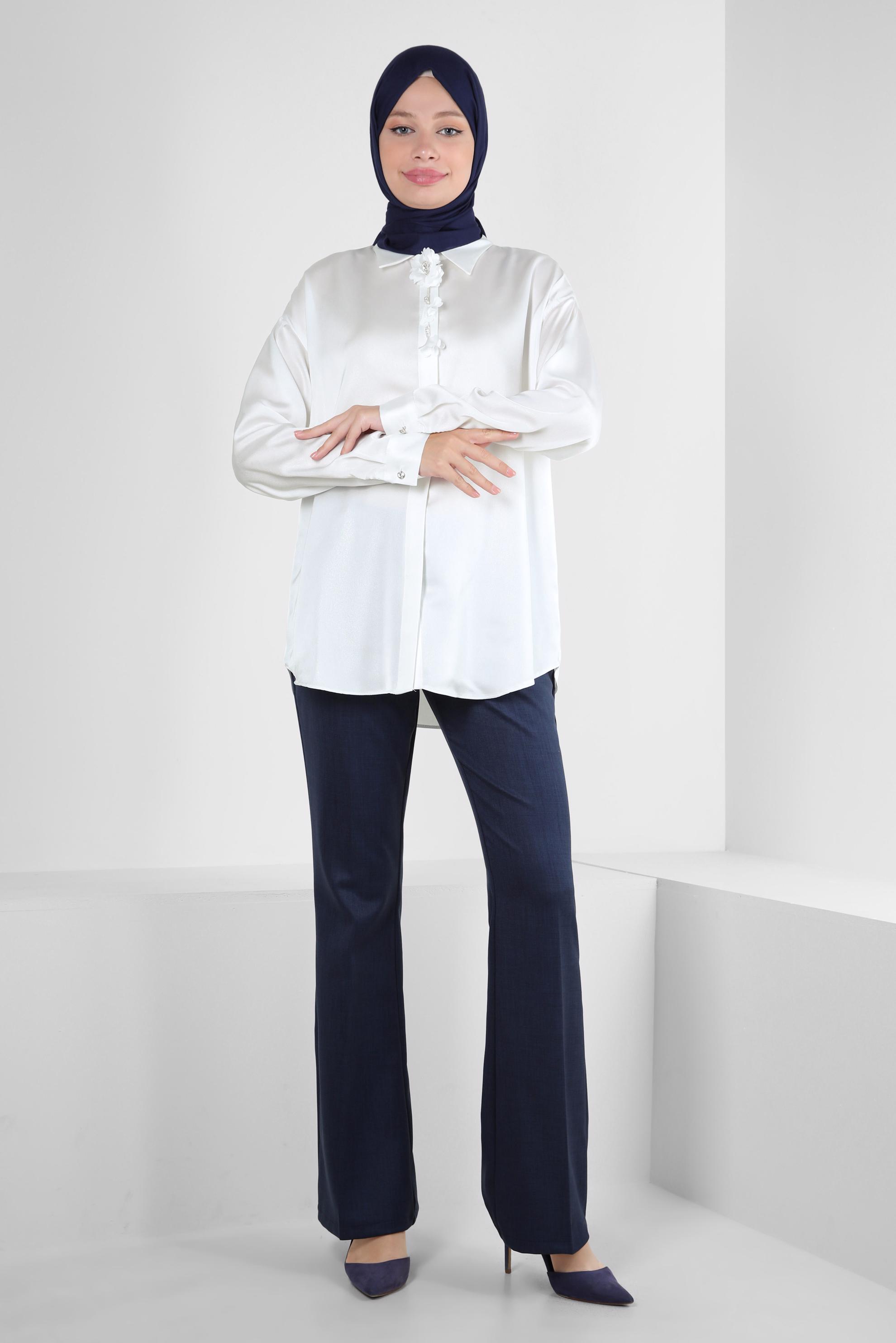 Tesettür giyim BEYAZ ÇİÇEK DETAYLI GÖMLEK YAKA BLUZ 43799