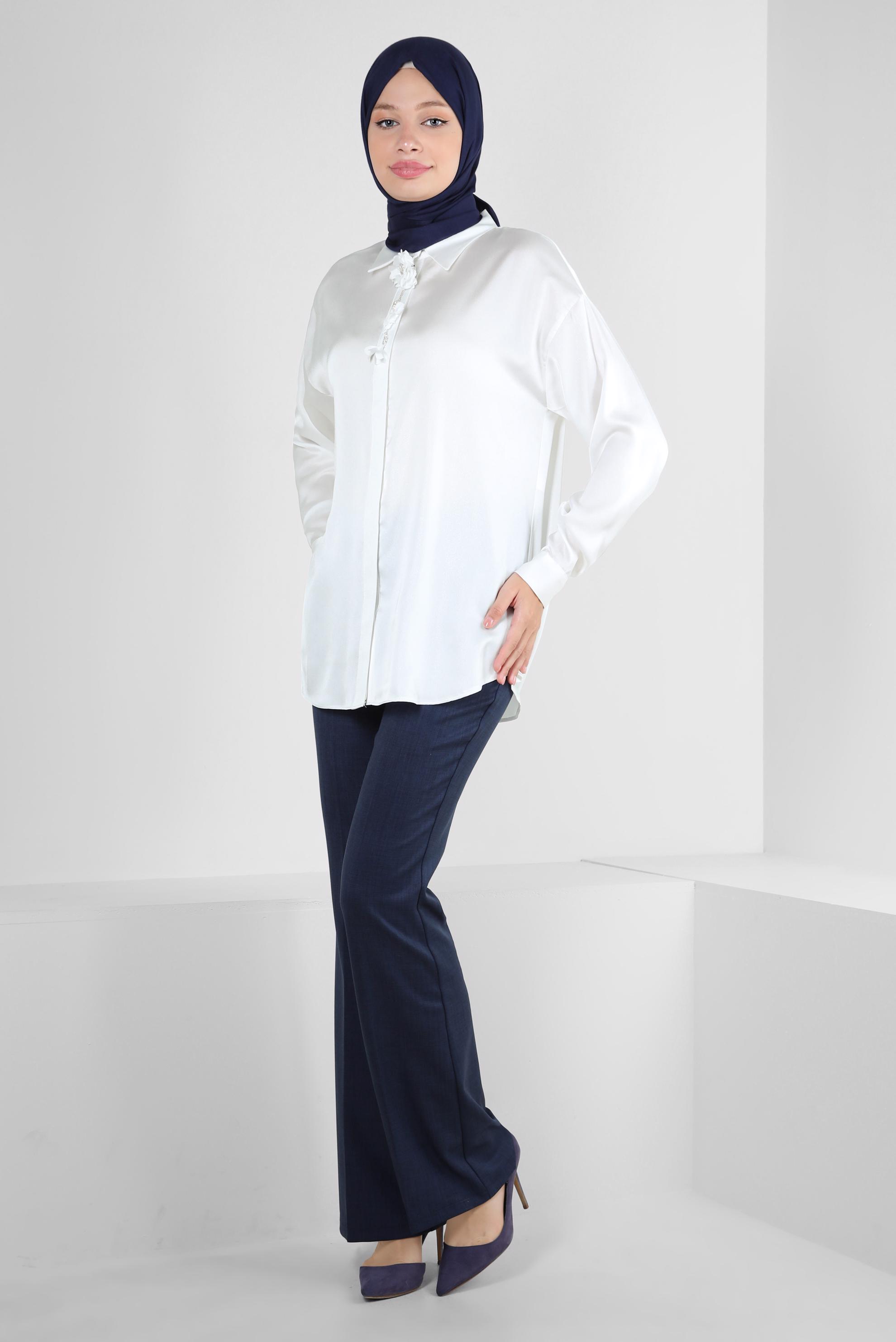 Tesettür giyim BEYAZ ÇİÇEK DETAYLI GÖMLEK YAKA BLUZ 43799