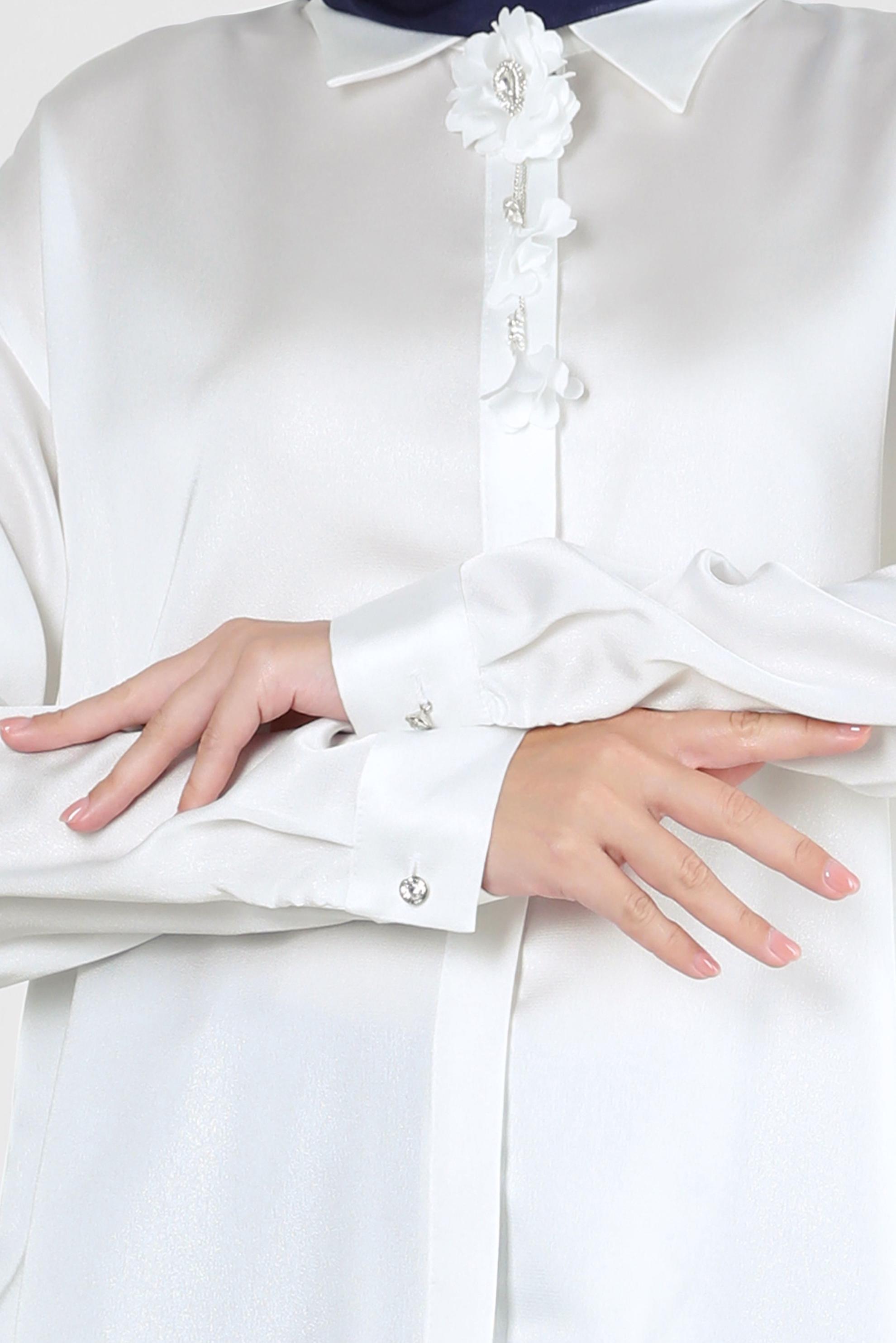 Tesettür giyim BEYAZ ÇİÇEK DETAYLI GÖMLEK YAKA BLUZ 43799