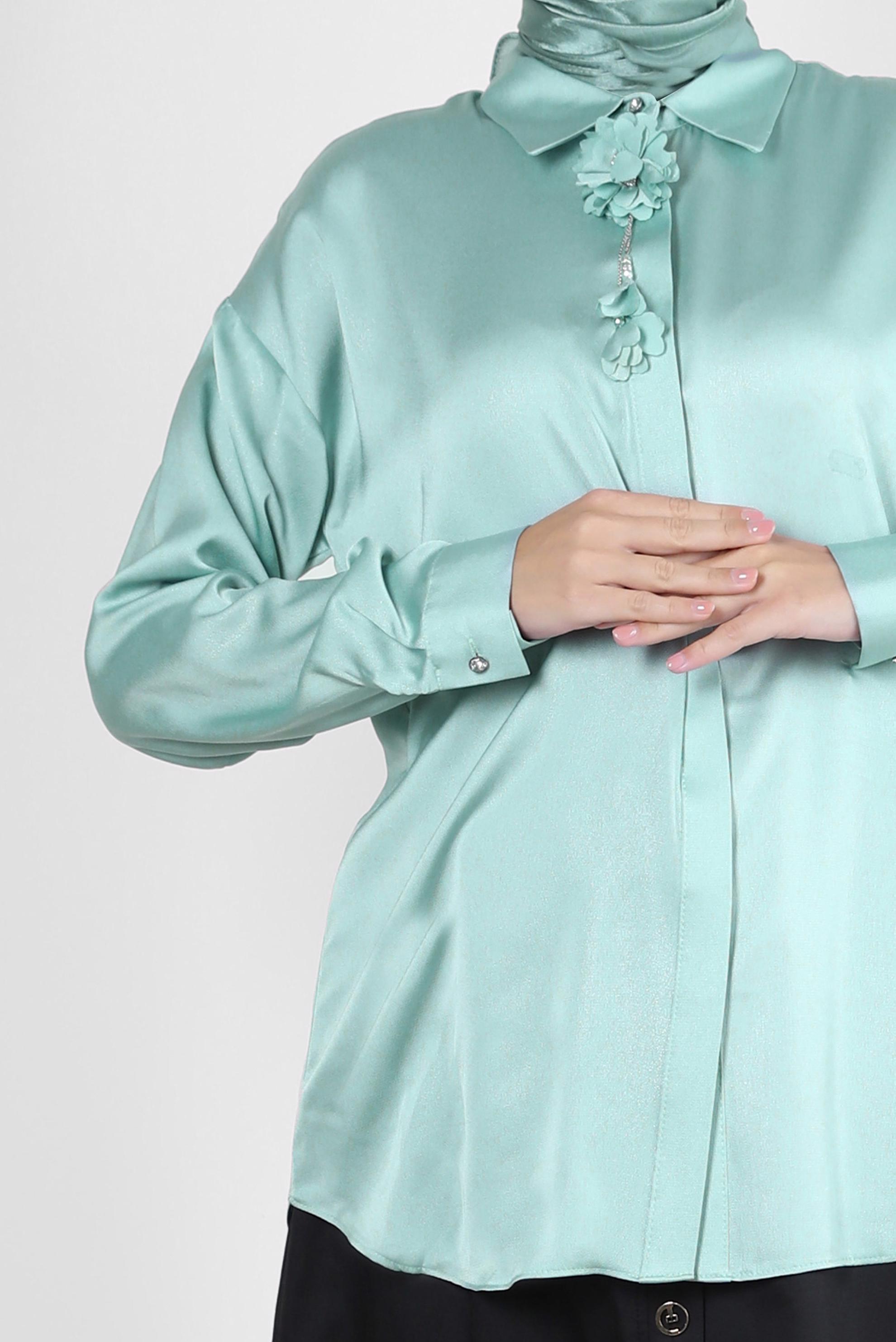 Tesettür giyim YEŞİL ÇİÇEK DETAYLI GÖMLEK YAKA BLUZ 43799