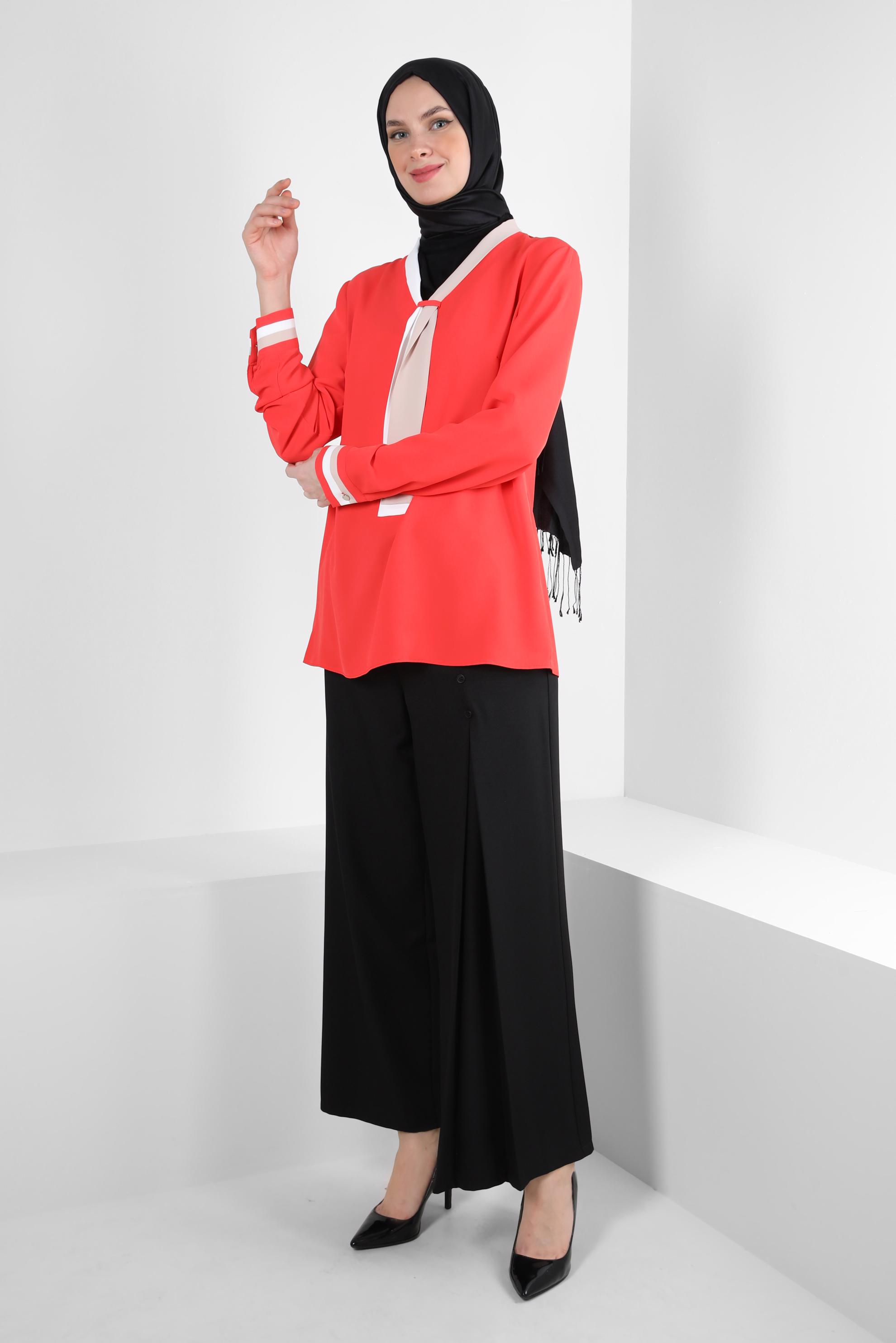 Tesettür giyim KIRMIZI YAKASI BAĞLAMA DETAYLI BLUZ 43800