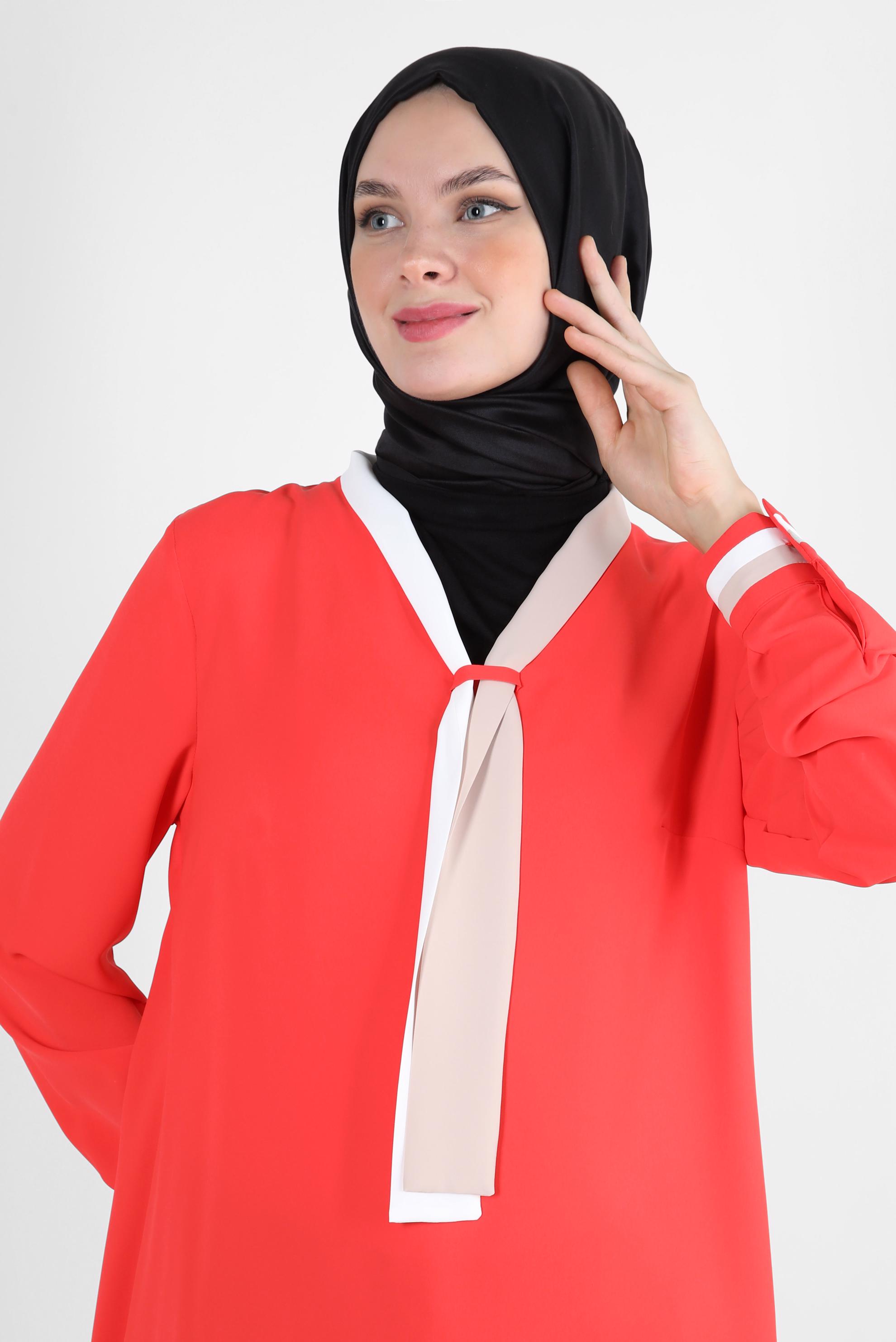 Tesettür giyim KIRMIZI YAKASI BAĞLAMA DETAYLI BLUZ 43800