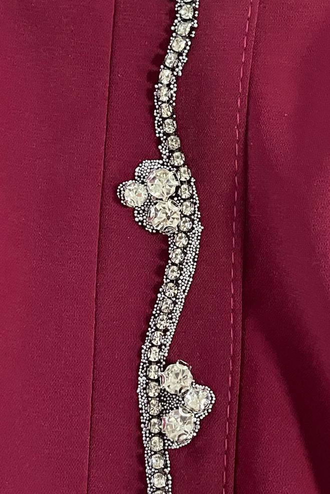 Tesettür giyim BORDO TAŞ İŞLEMELİ KUŞAKLI ELBİSE 20356 - ALVİNA