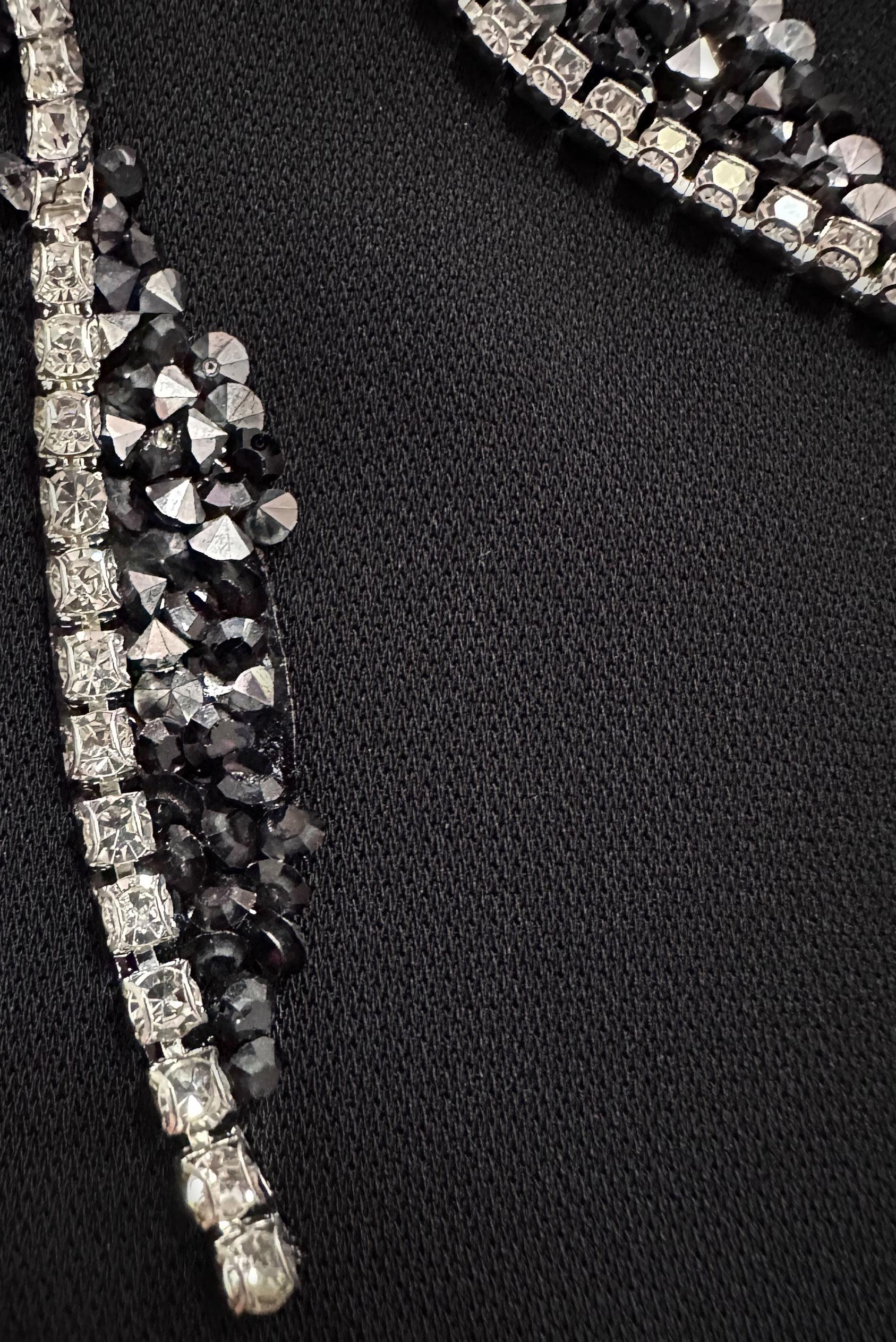 Tesettür giyim SİYAH TAŞ İŞLEMELİ KUŞAKLI ELBİSE 20357