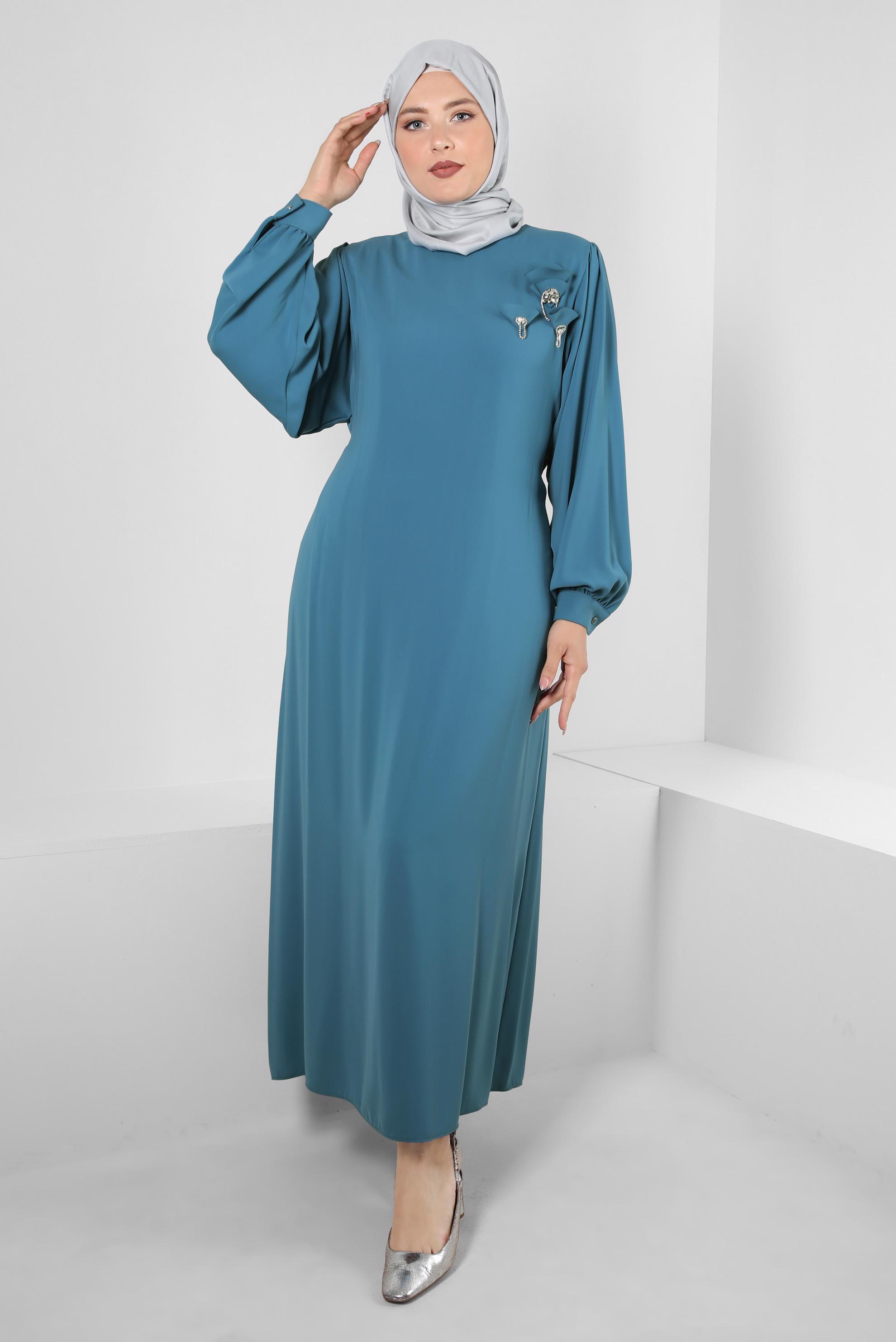 Tesettür giyim MAVİ AKSESUAR DETAYLI KUŞAKLI ELBİSE 20361