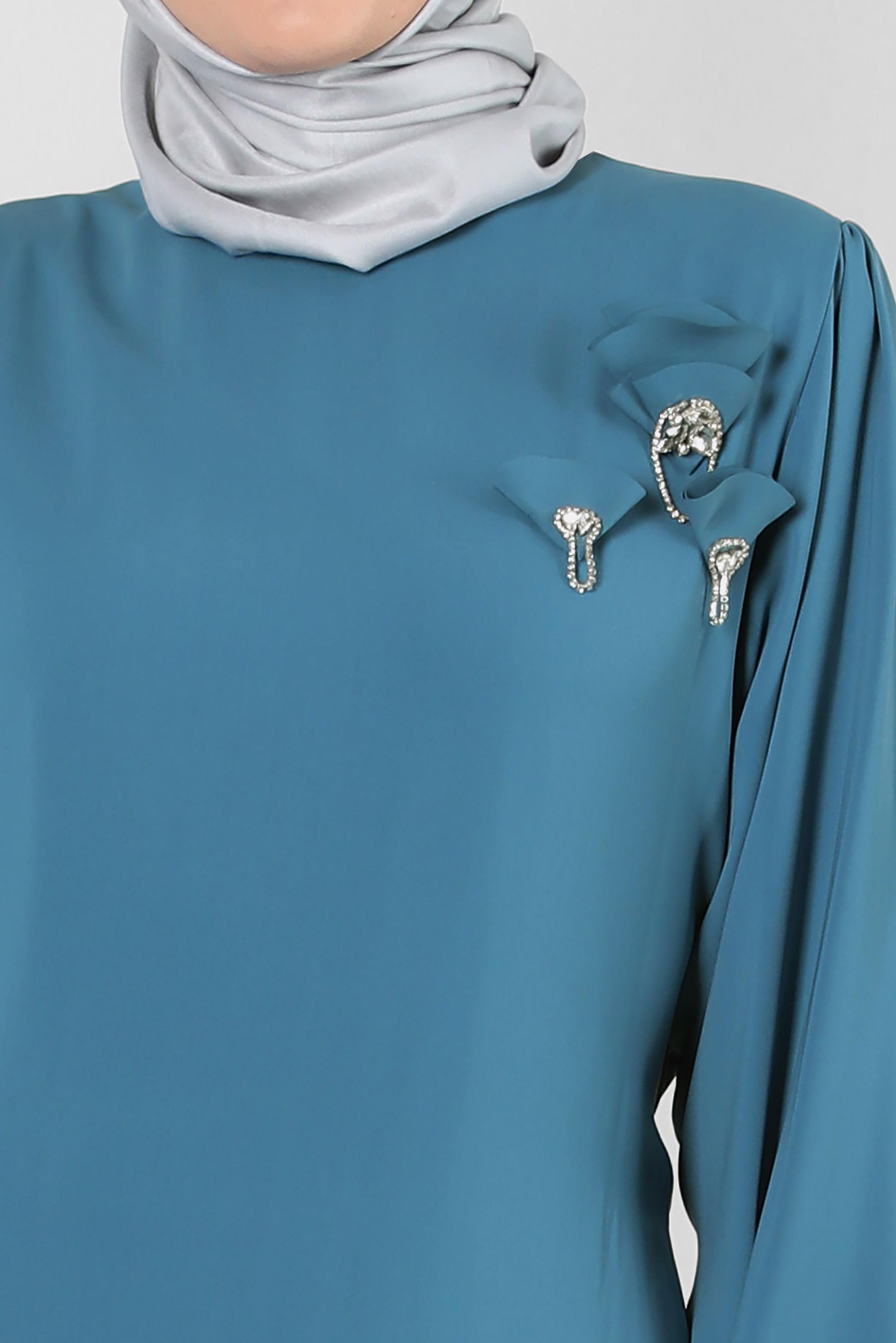 Tesettür giyim MAVİ AKSESUAR DETAYLI KUŞAKLI ELBİSE 20361