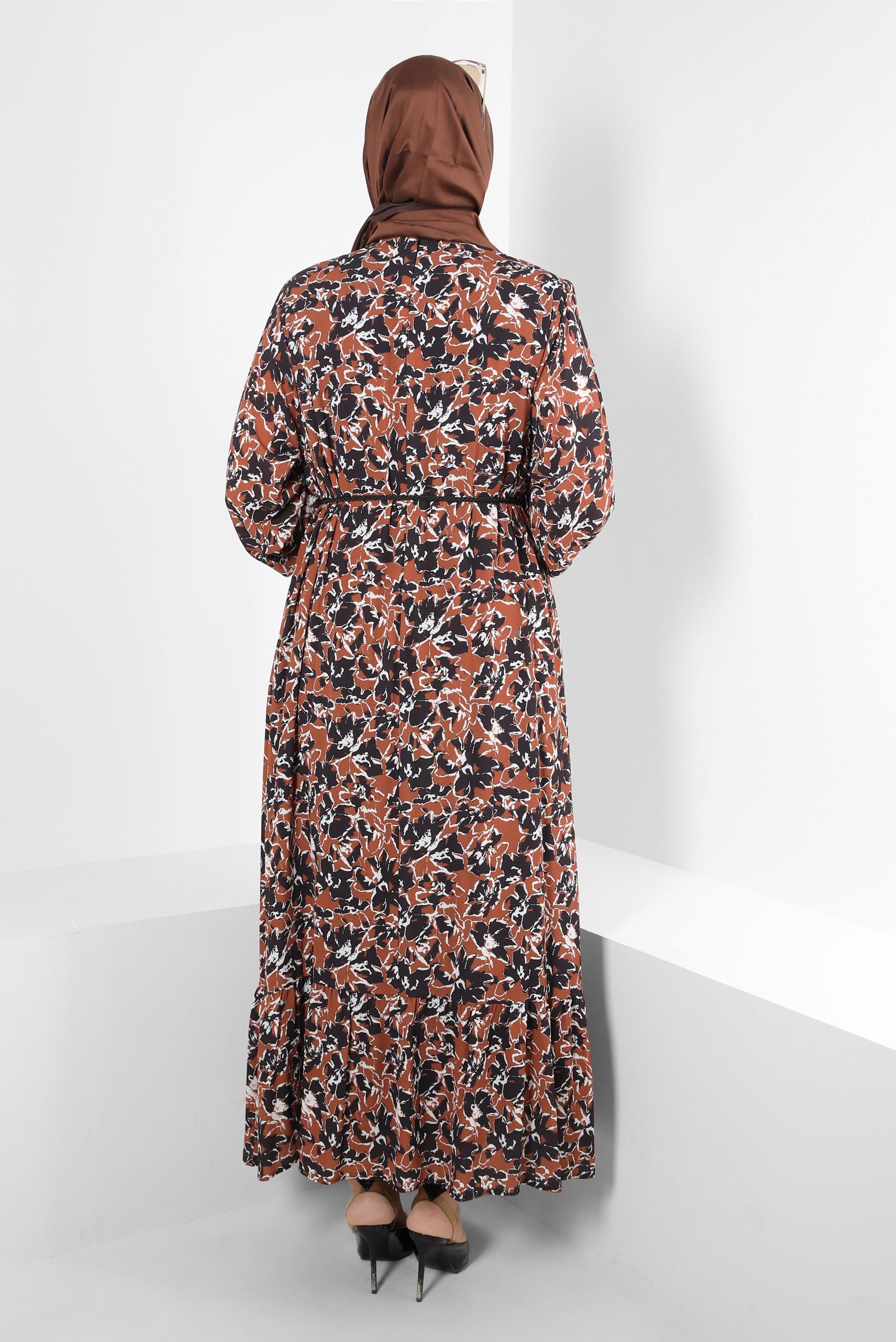 Vêtements hijab BRUN ROBE EN CRÊPE AVEC CEINTURE À MOTIFS 20380