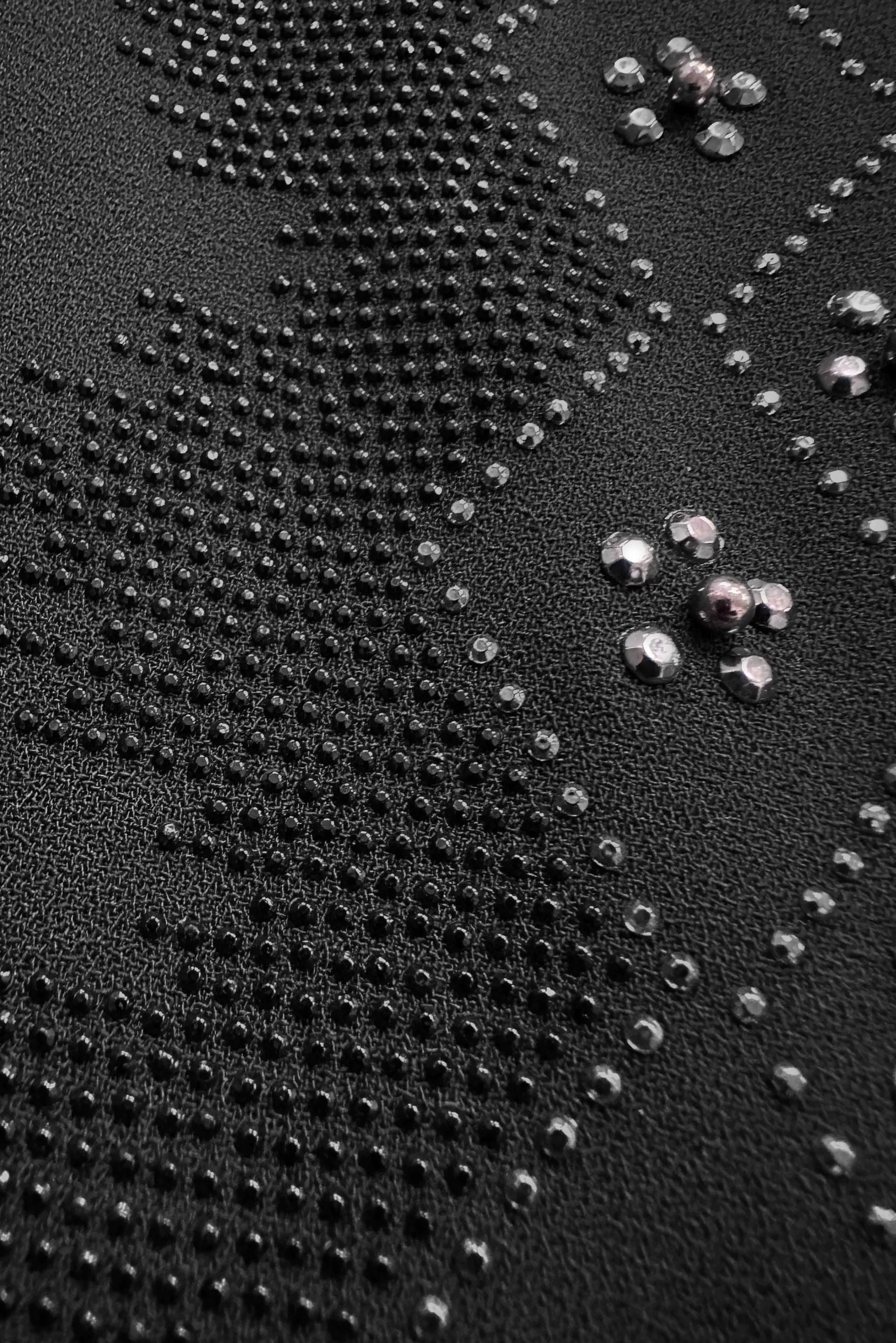 Tesettür giyim SİYAH BİSİKLET YAKA TAŞ DETAYLI KREP ELBİSE 20383