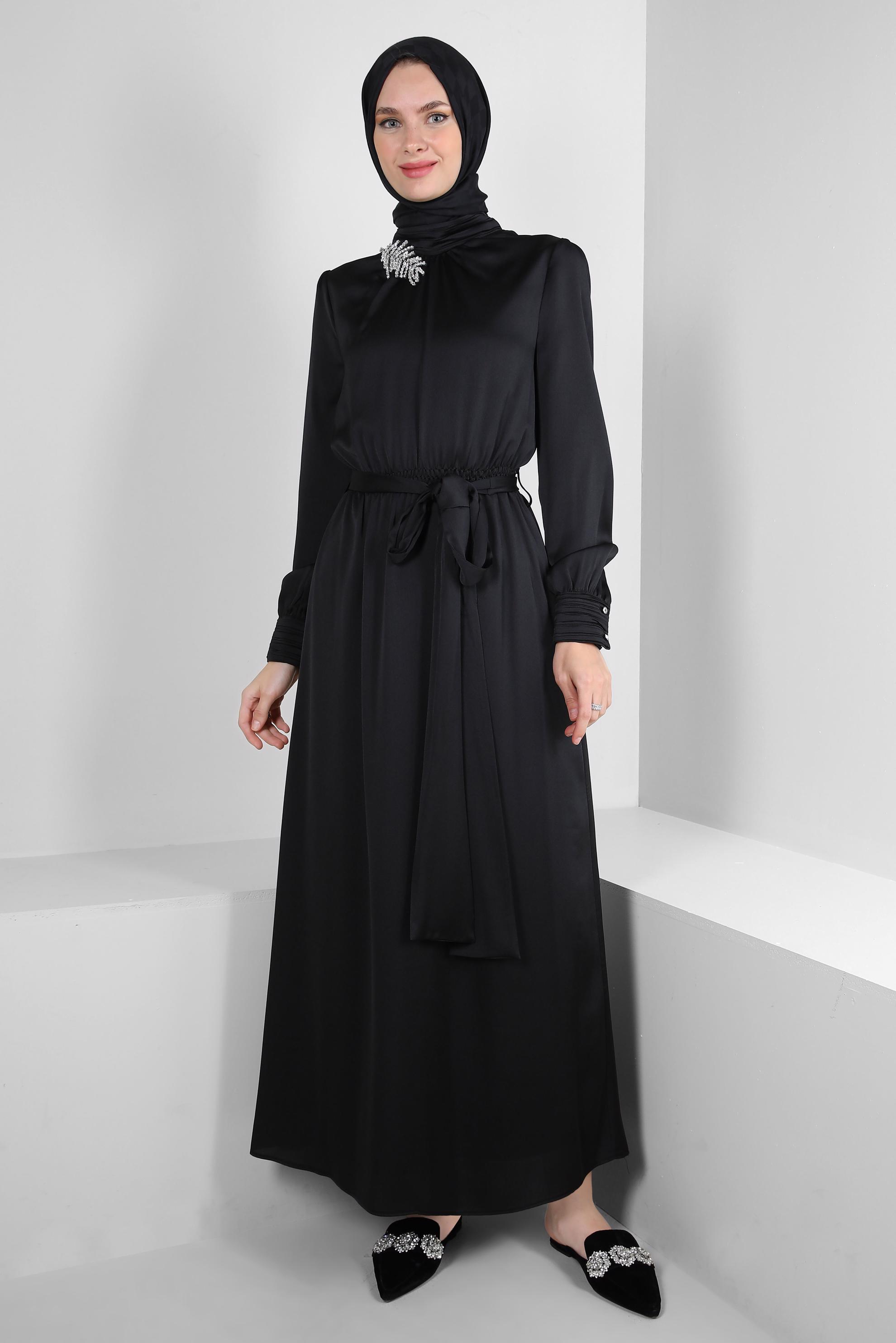 Tesettür giyim SİYAH TAŞ DETAYLI KUŞAKLI SATEN ELBİSE 43510