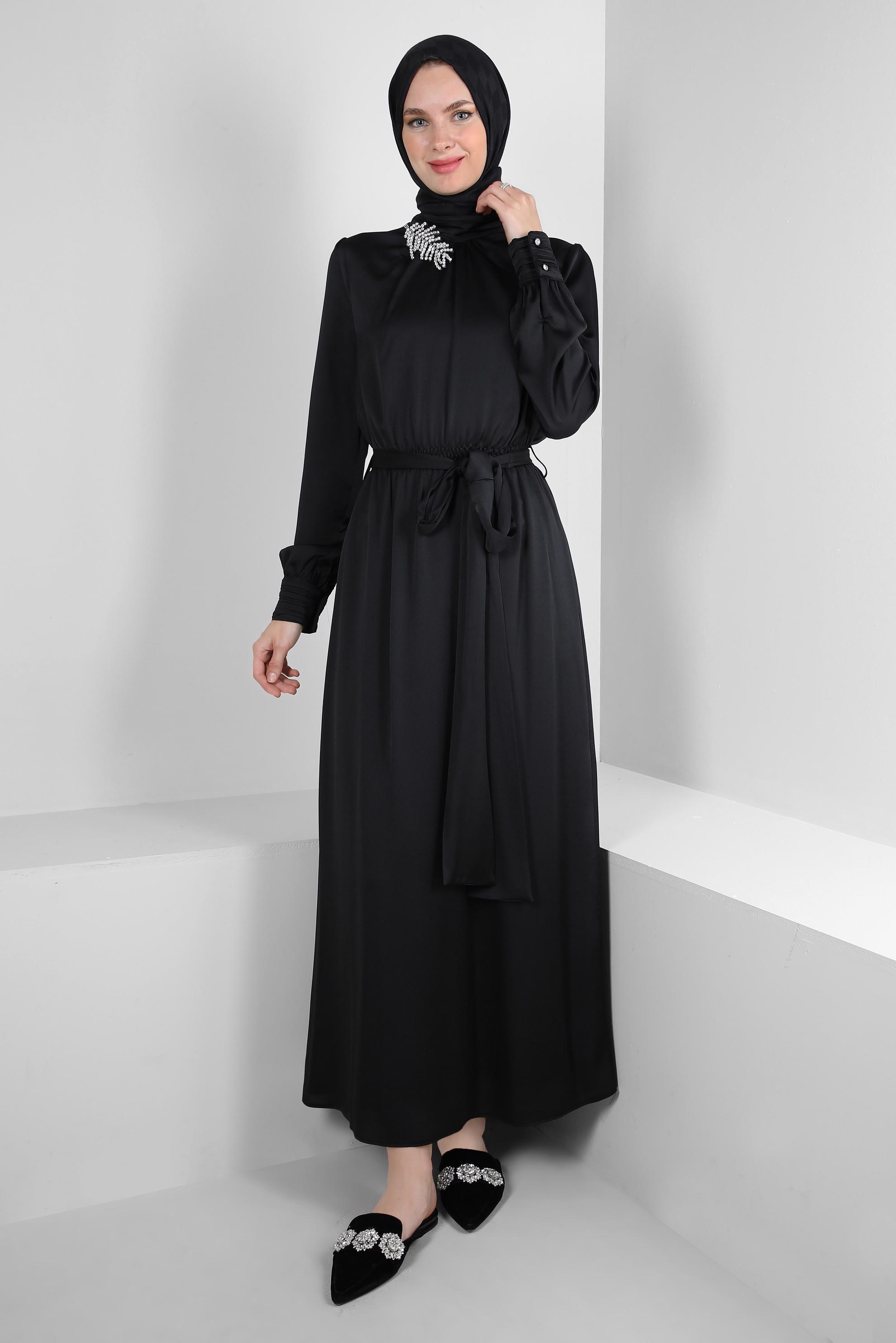 Tesettür giyim SİYAH TAŞ DETAYLI KUŞAKLI SATEN ELBİSE 43510