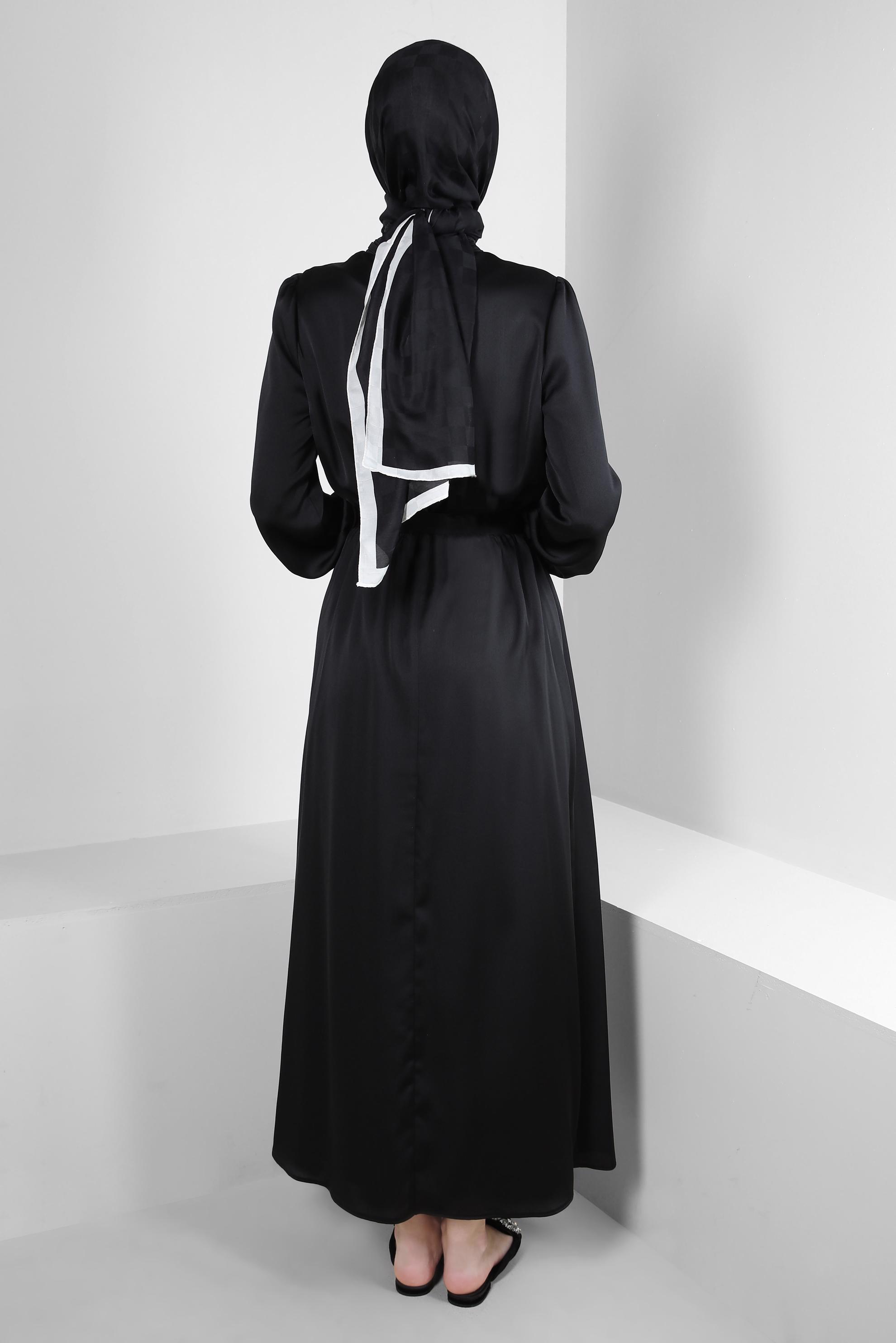 Tesettür giyim SİYAH TAŞ DETAYLI KUŞAKLI SATEN ELBİSE 43510