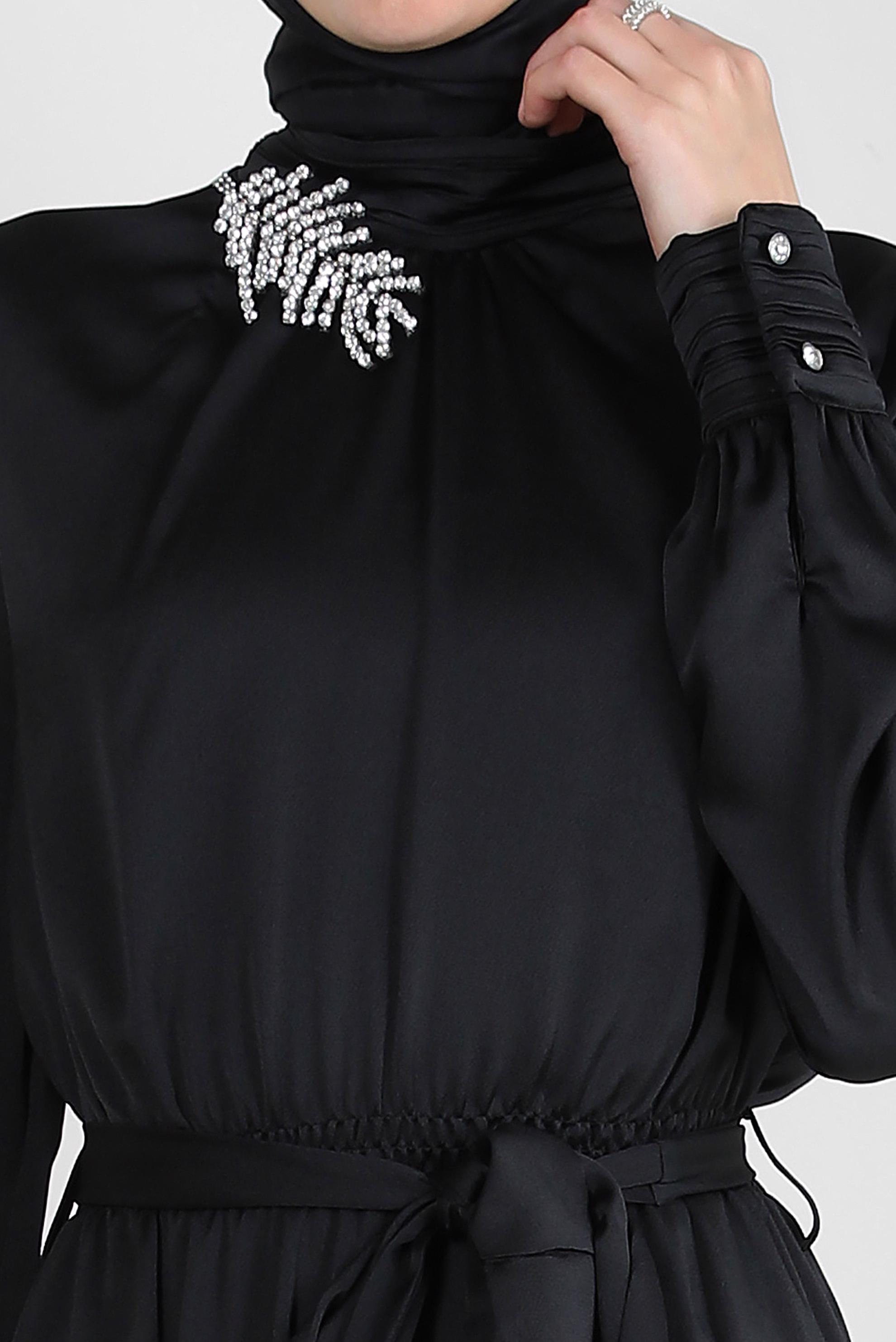 Tesettür giyim SİYAH TAŞ DETAYLI KUŞAKLI SATEN ELBİSE 43510