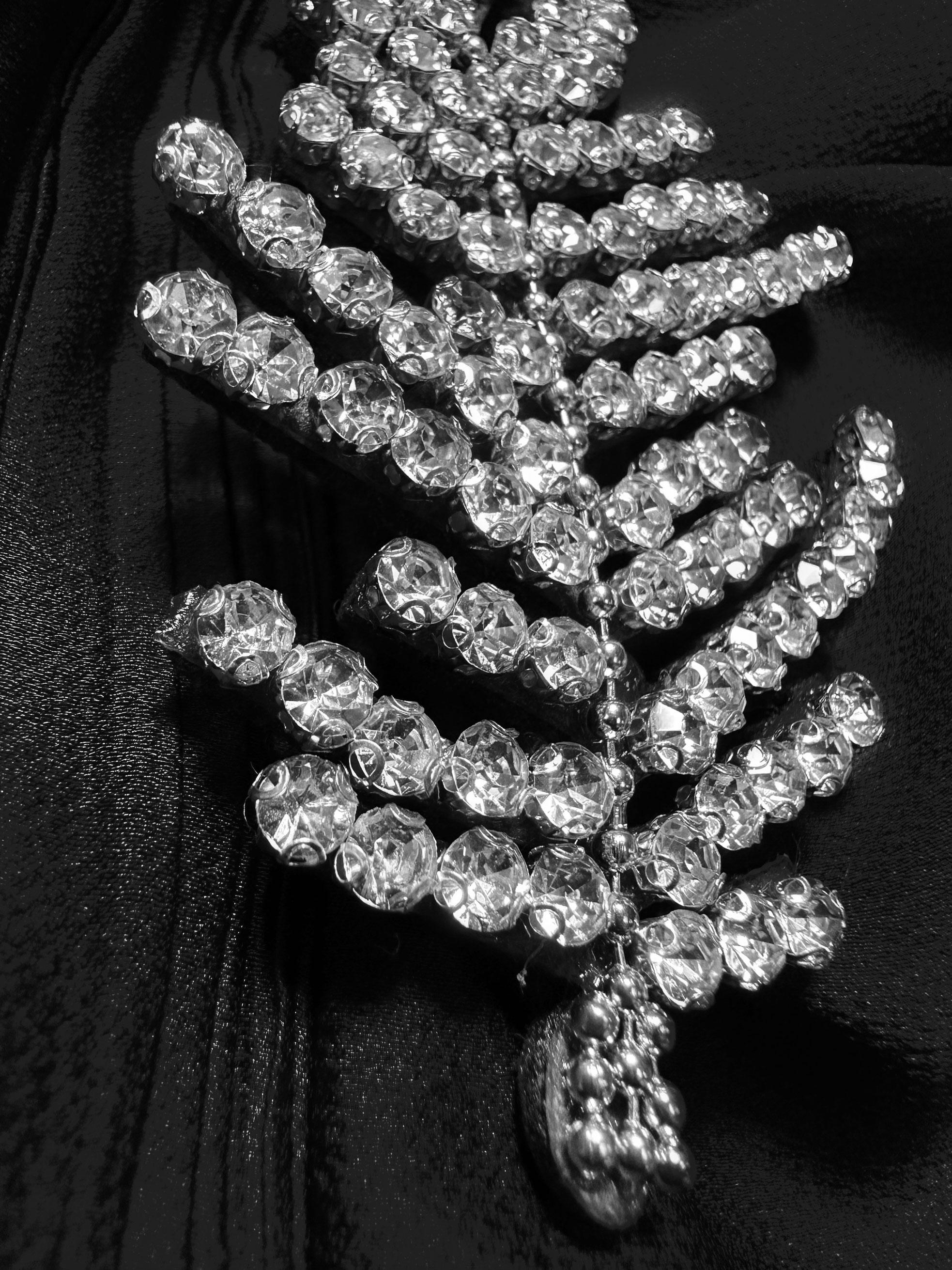 Tesettür giyim SİYAH TAŞ DETAYLI KUŞAKLI SATEN ELBİSE 43510