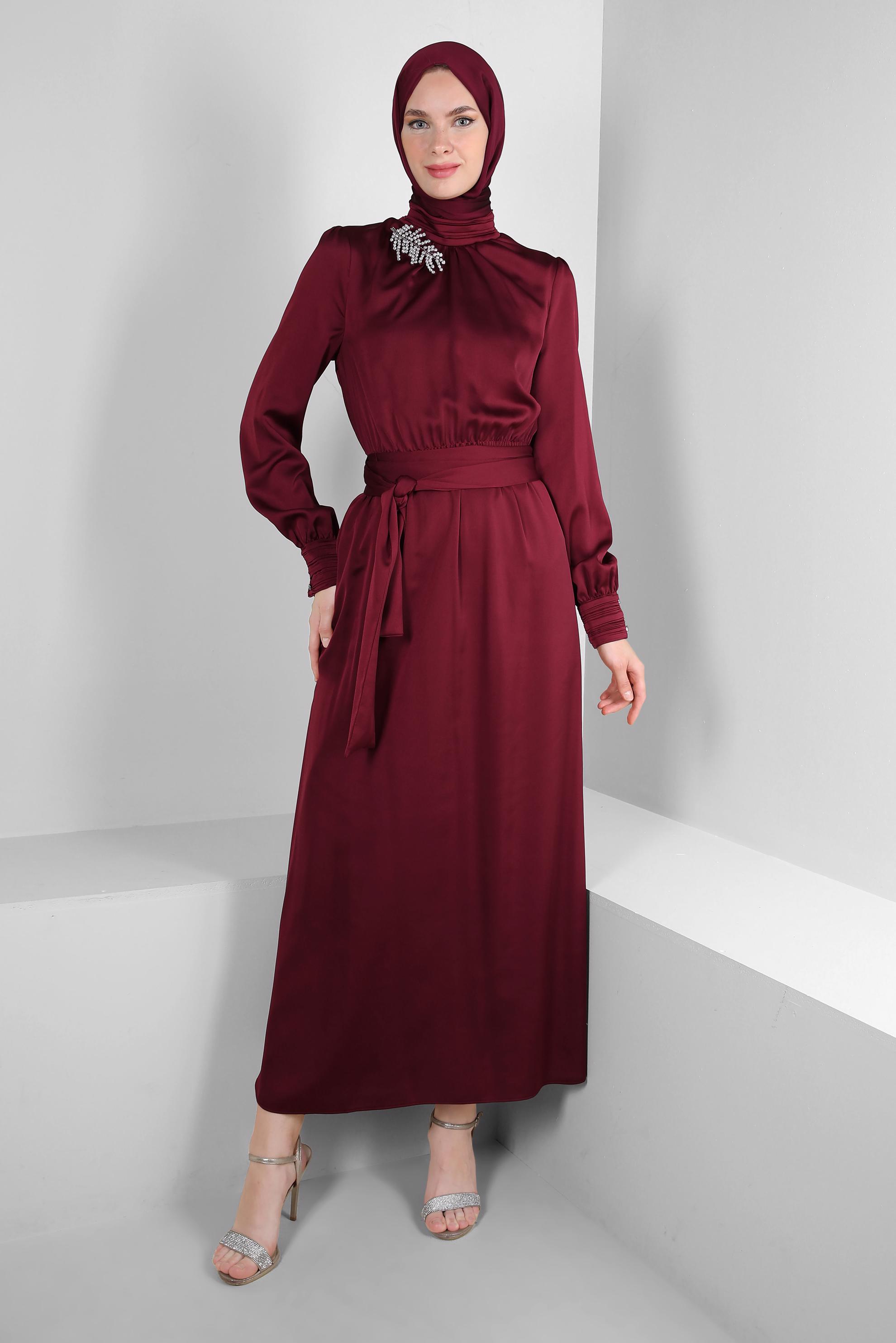 Tesettür giyim BORDO TAŞ DETAYLI KUŞAKLI SATEN ELBİSE 43510