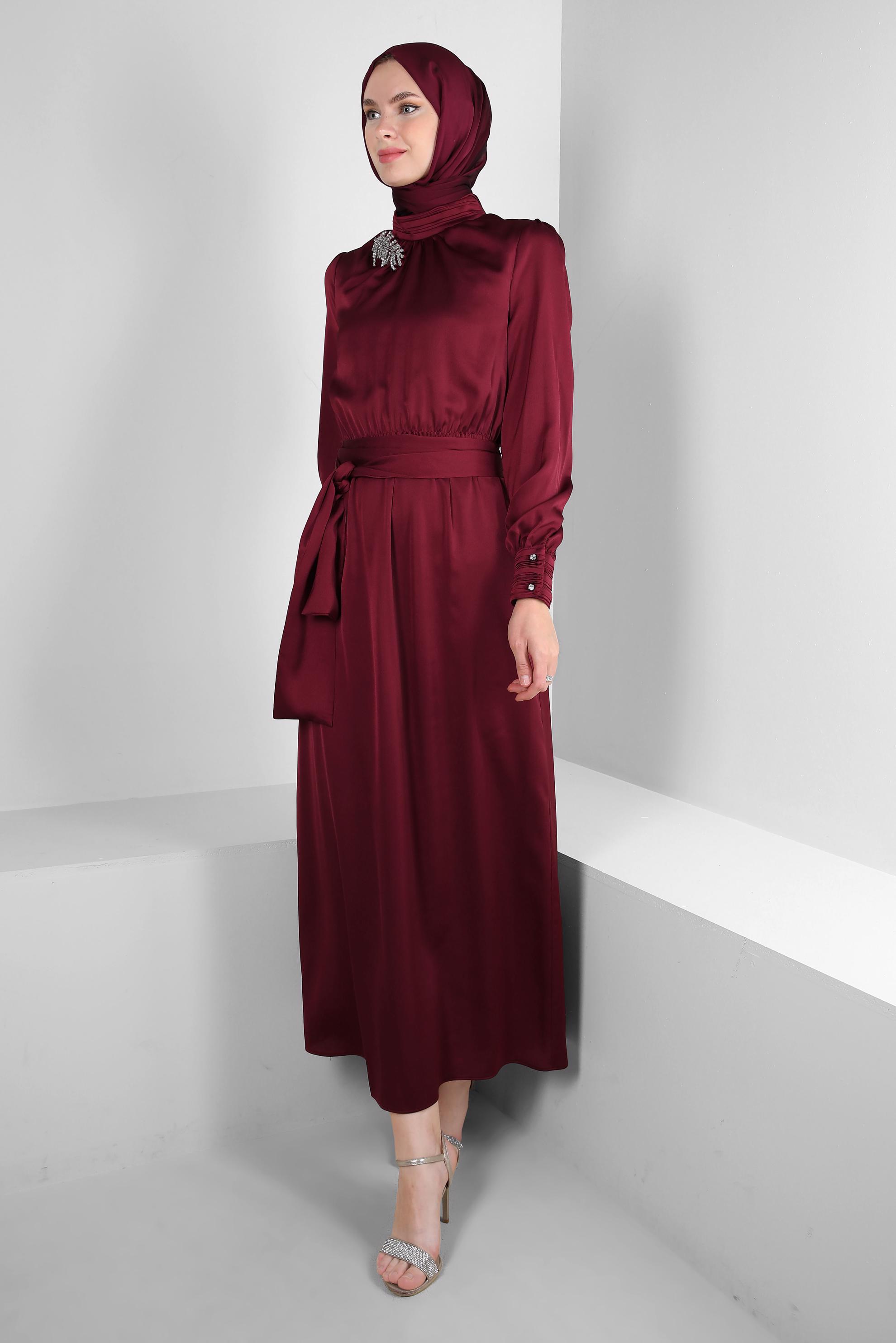 Tesettür giyim BORDO TAŞ DETAYLI KUŞAKLI SATEN ELBİSE 43510